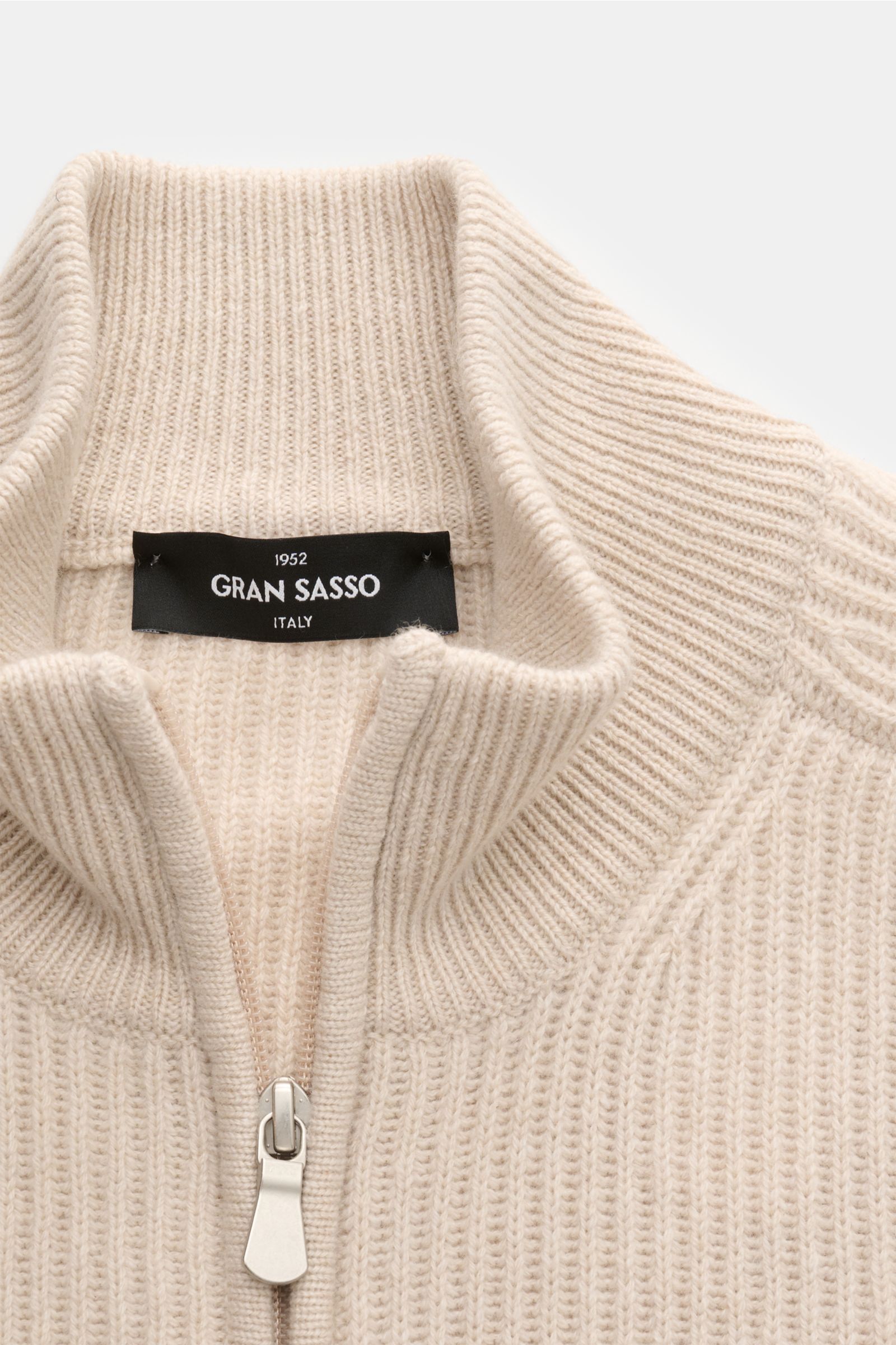 Close-up front view of Gran Sasso Cashmere Strickjacke sand, a slim fit cardigan made of pure cashmere in soft ribbed knit with a high collar and two-way zipper.

Description:  
Edles Essential von GRAN SASSO: gefertigt aus geschmeidigem Cashmere in Pa