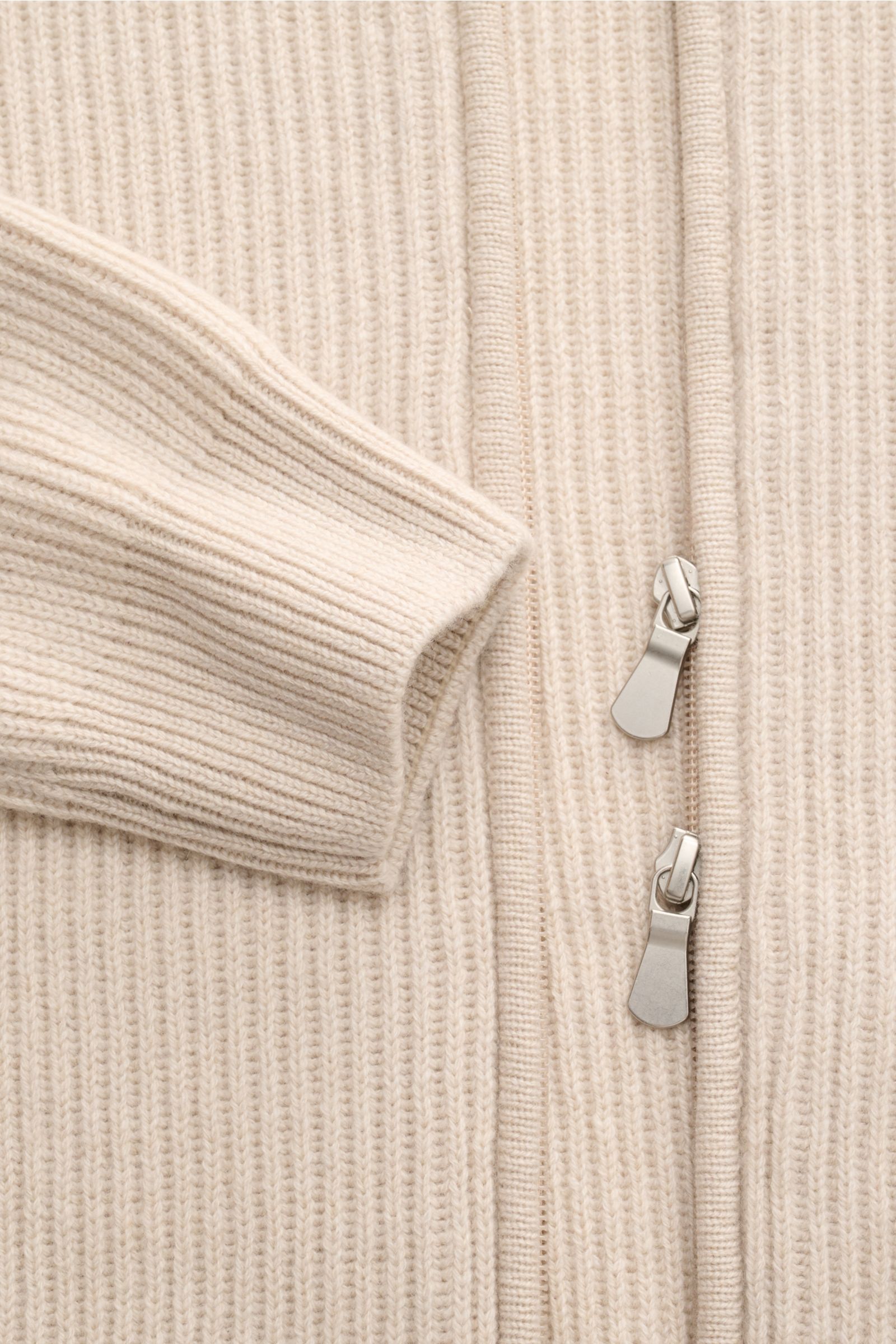 Gran Sasso Cashmere Strickjacke sand close-up front view showing soft patent knit, two-way zipper, ribbed cuff, and high collar, pure cashmere. Edles Essential von GRAN SASSO: gefertigt aus geschmeidigem Cashmere in Patentstrick mit hoch schließendem K