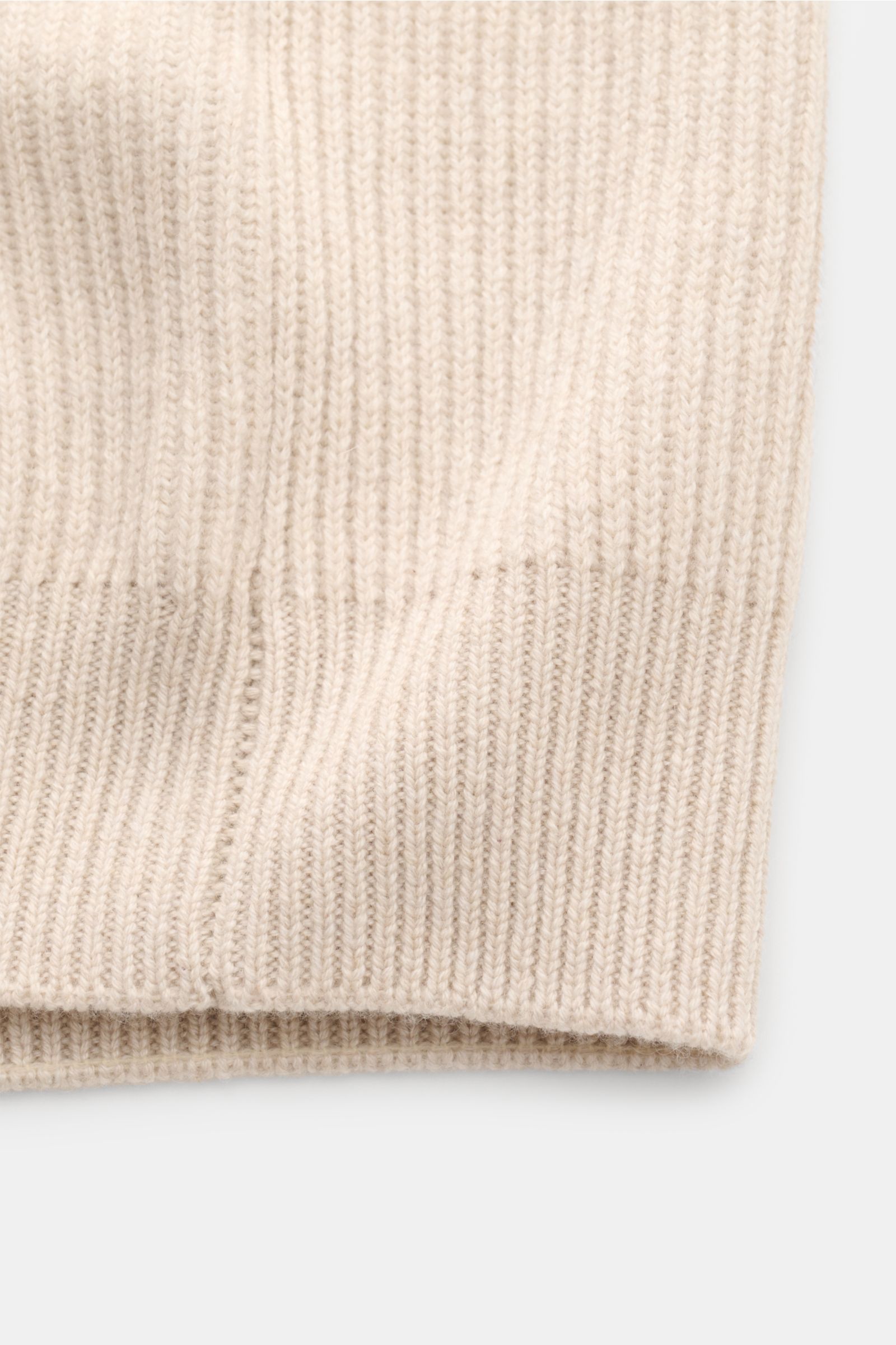 Close-up front view of the Gran Sasso Cashmere Strickjacke sand showing soft patent knit fabric and ribbed cuff detail.

Edles Essential von GRAN SASSO: gefertigt aus geschmeidigem Cashmere in Patentstrick mit hoch schließendem Kragen ist diese Strickj