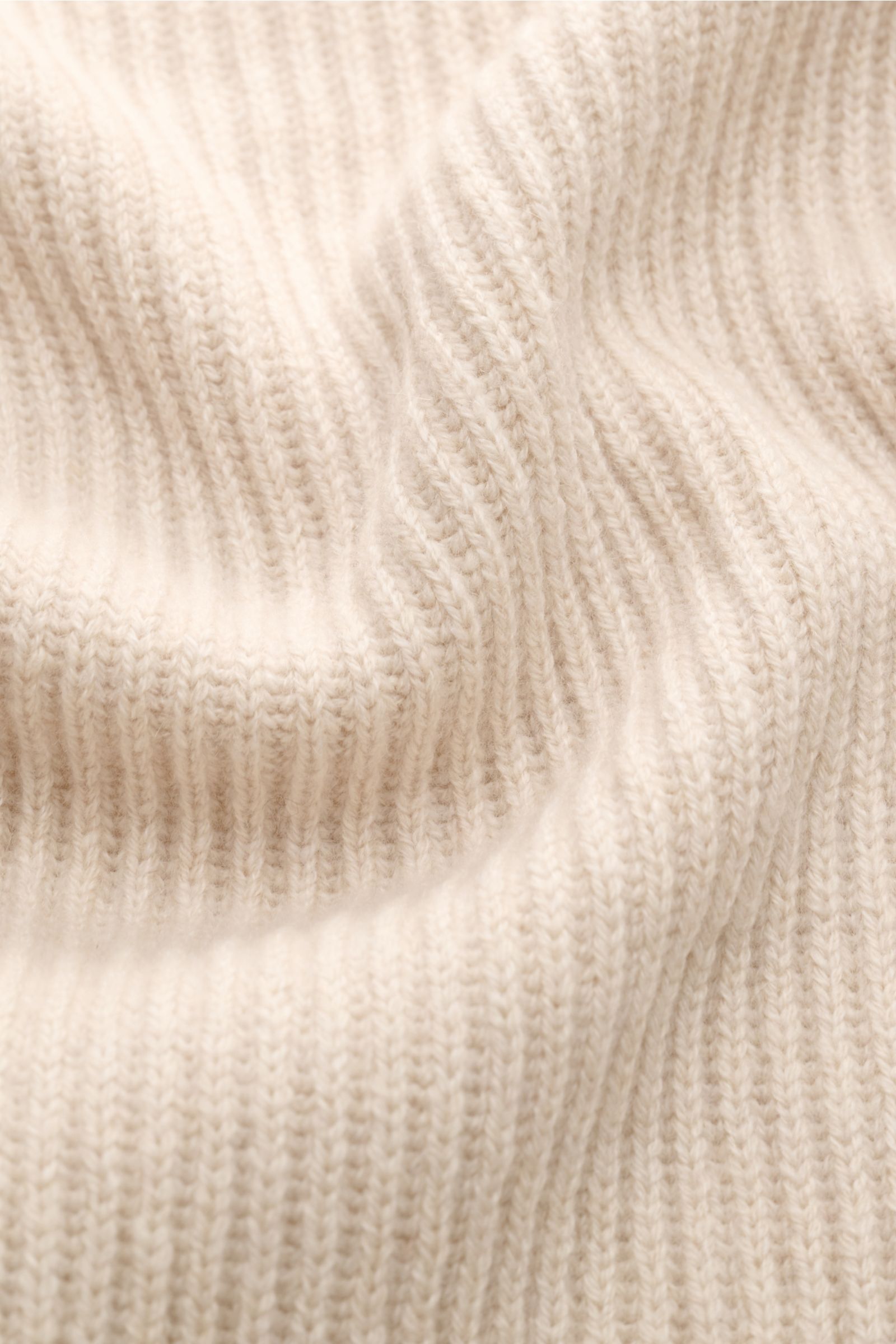 Gran Sasso Cashmere Strickjacke sand close-up showing soft, ribbed patent knit texture from a front angle, made of pure cashmere. Edles Essential von GRAN SASSO: gefertigt aus geschmeidigem Cashmere in Patentstrick mit hoch schließendem Kragen ist diese S