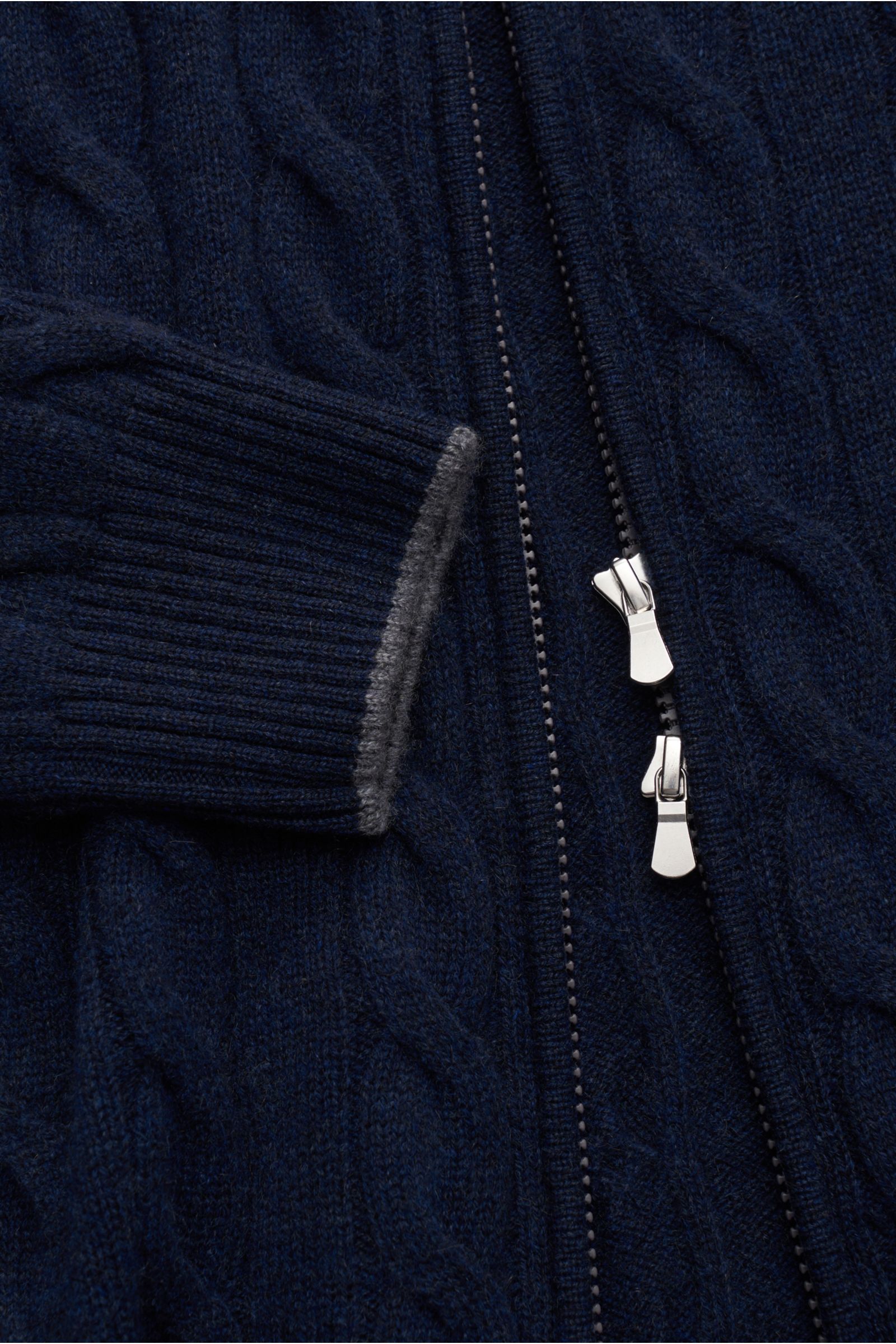 Nahaufnahme der Gran Sasso Cashmere Strickjacke navy mit Zopfstrick, zwei-Wege-Reißverschluss, Stehkragen und elastischen Rippbündchen.