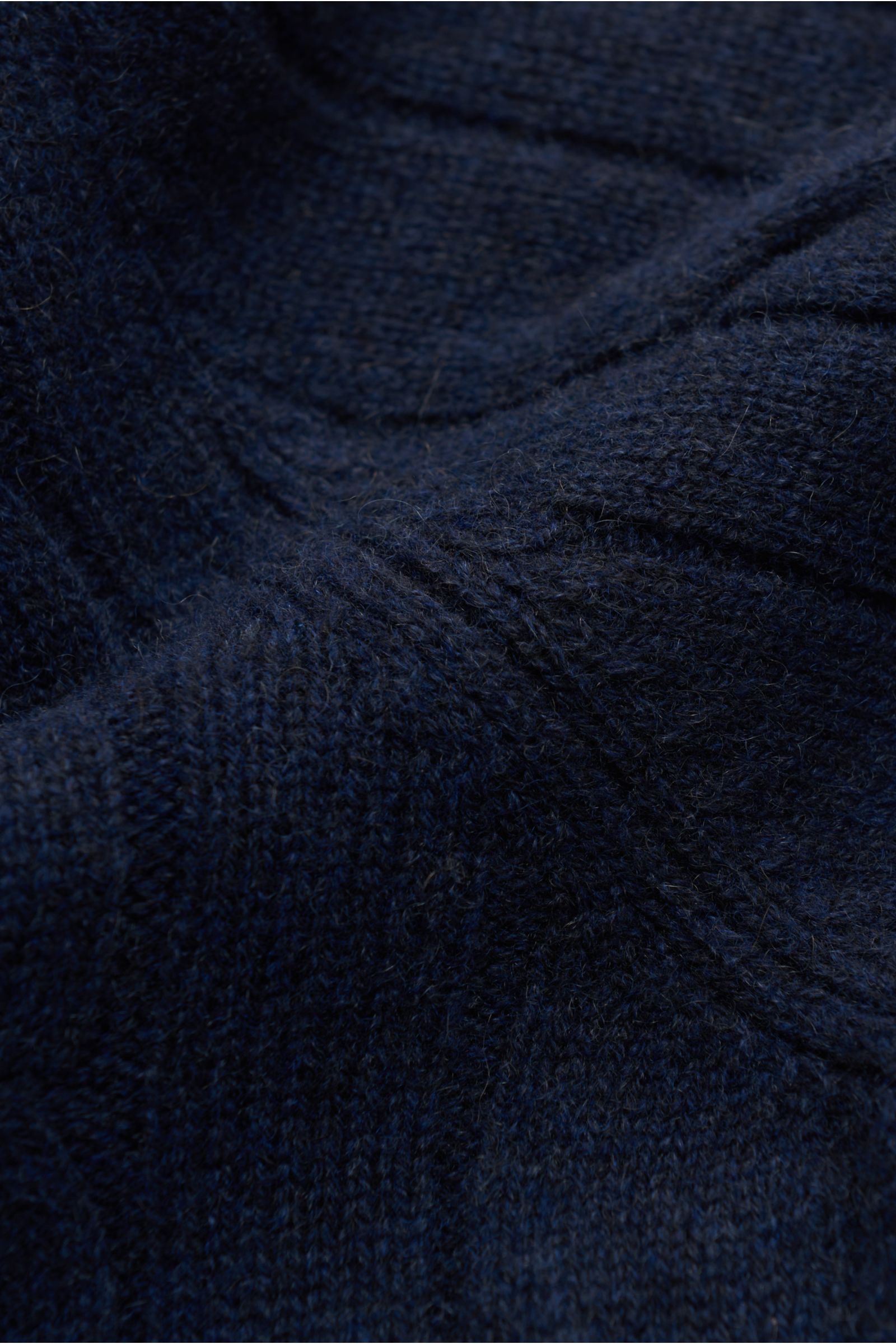 Gran Sasso Cashmere Strickjacke navy, Detailaufnahme von Zopfstrick und feinem Muster, weicher Griff, reiner Cashmere, Slim Fit, Stehkragen.