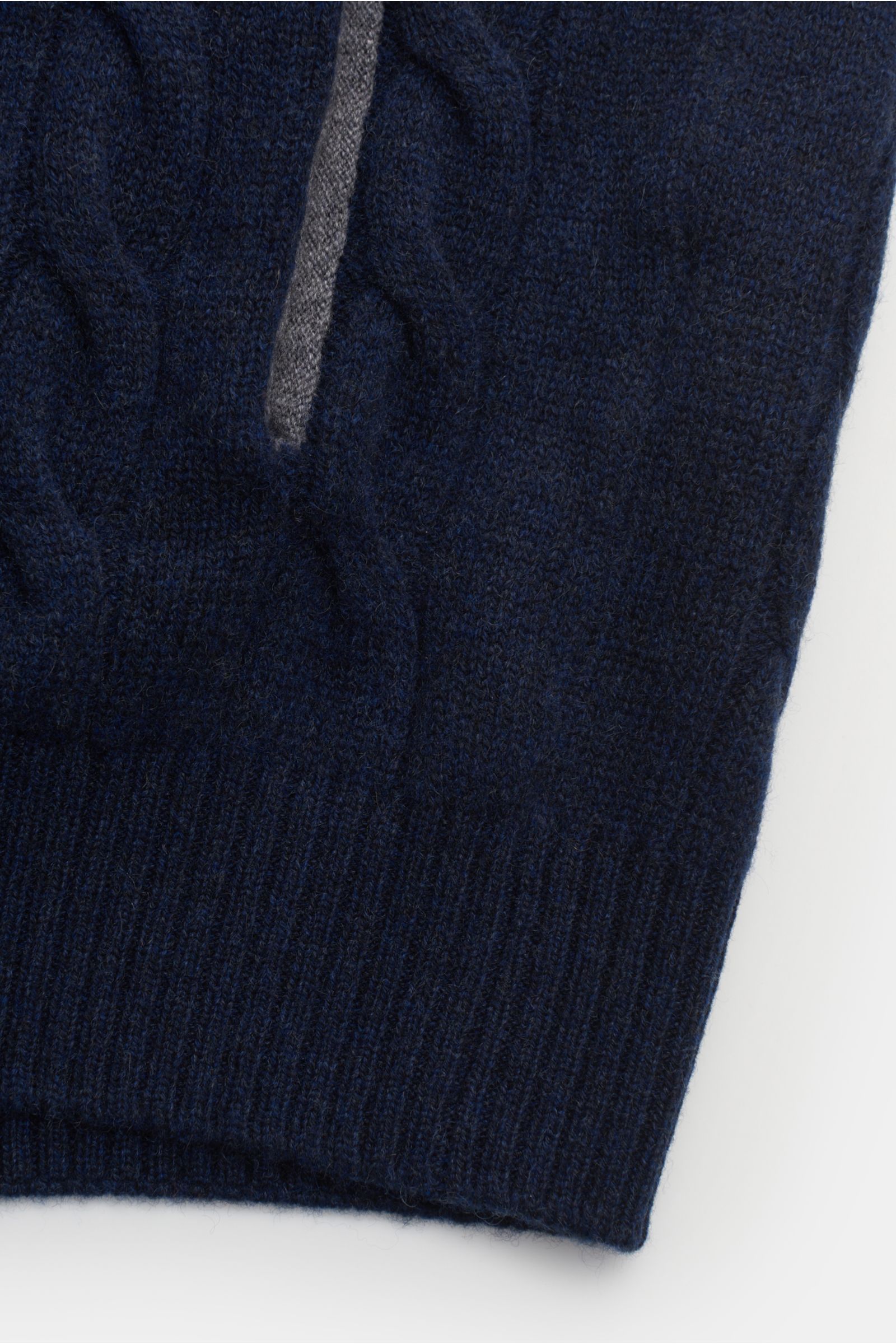 Gran Sasso Cashmere Strickjacke navy Detailaufnahme von Ärmelbündchen mit Zopfstrick, weichem Cashmere, Slim Fit, Stehkragen und Reißverschluss.