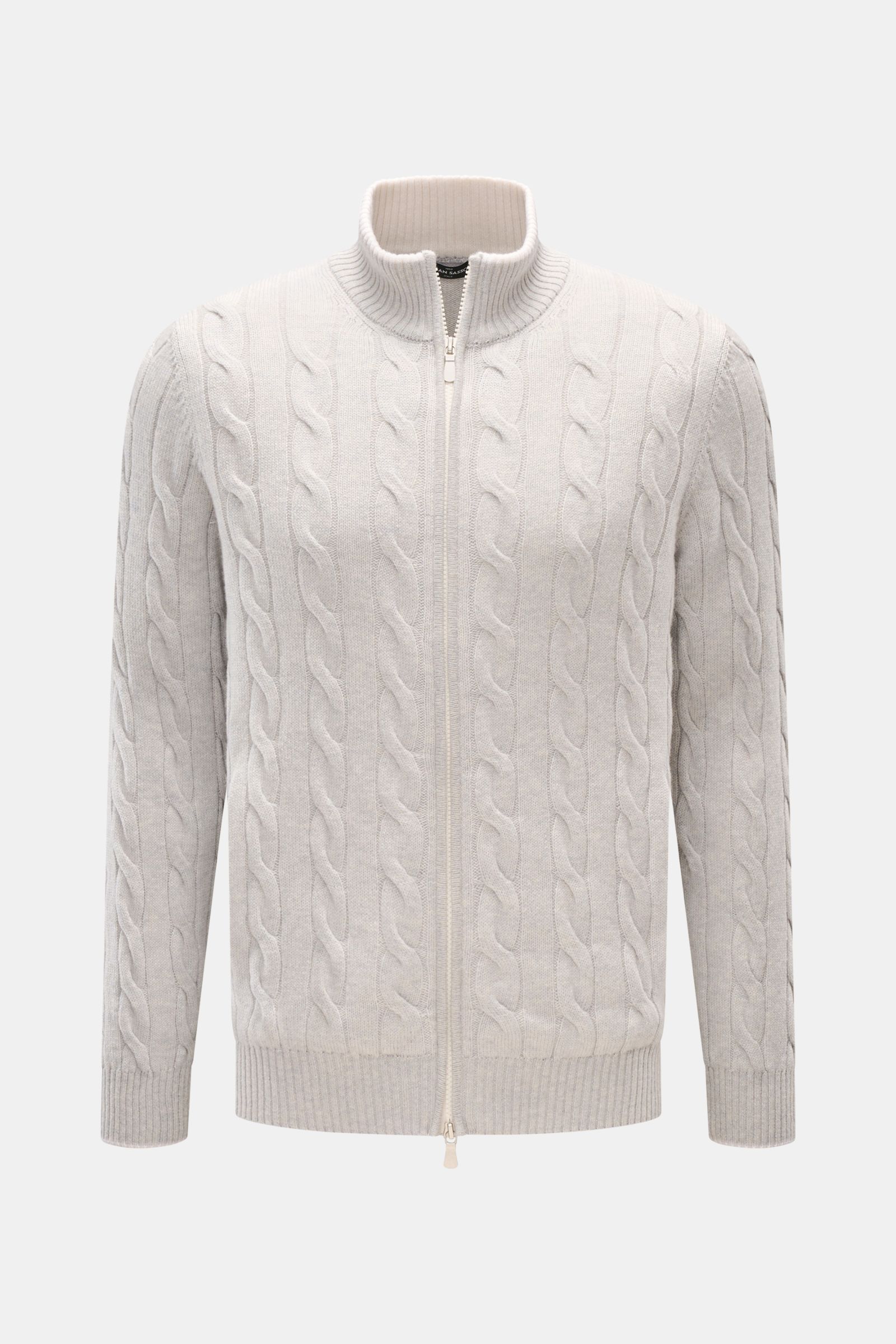 Front view of the Gran Sasso Cashmere Strickjacke hellgrau meliert, a light grey melange cable-knit cardigan with slim fit and two-way zipper.

Description: Luxuriöses Basic für die Übergangszeit: Diese edle Strickjacke von GRAN SASSO aus softem Cashme
