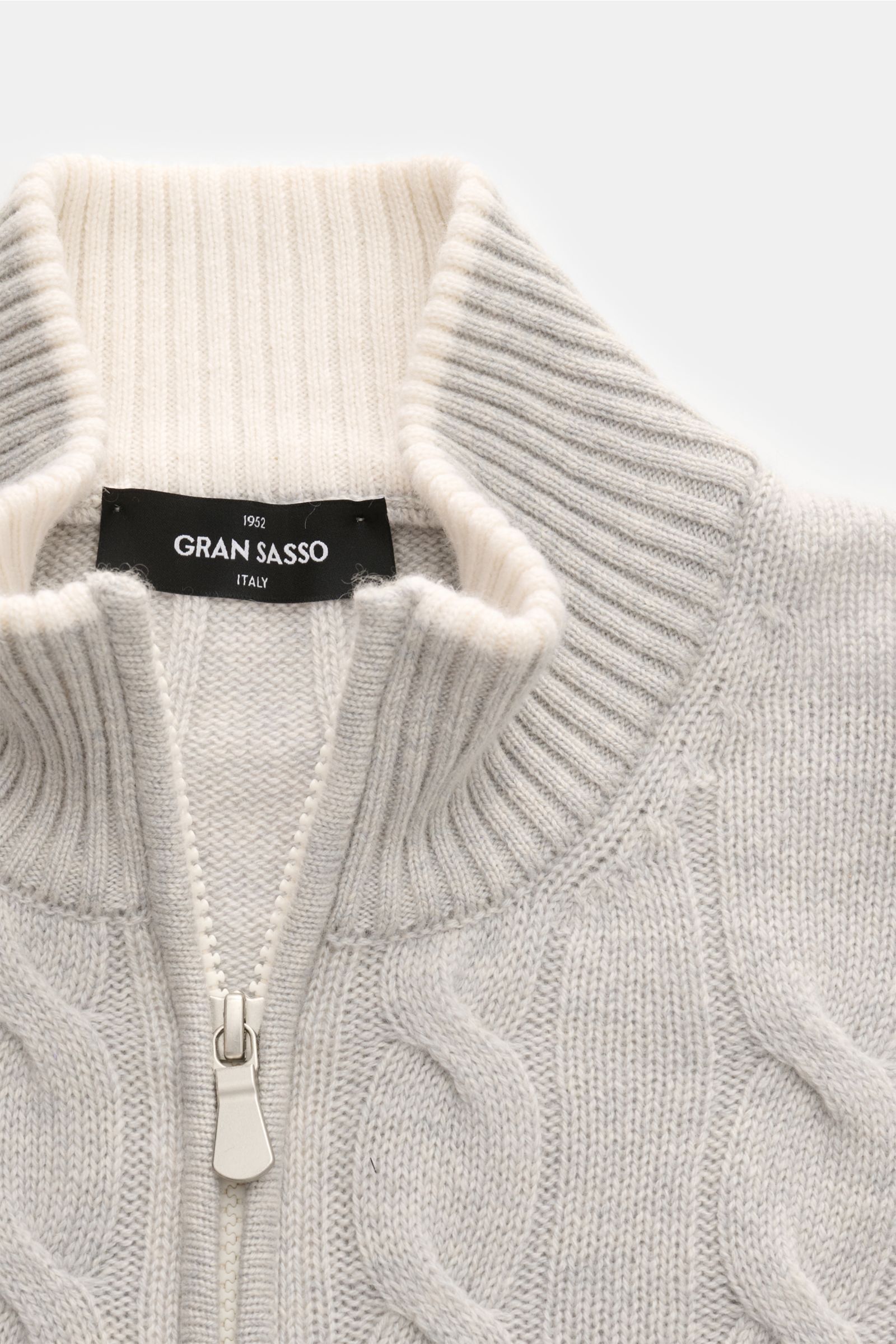 Gran Sasso Cashmere Strickjacke hellgrau meliert, close-up front view of soft cable-knit zip-up cardigan with ribbed stand collar and zipper. Luxuriöses Basic für die Übergangszeit: Diese edle Strickjacke von GRAN SASSO aus softem Cashmere im Zopfstrick-D