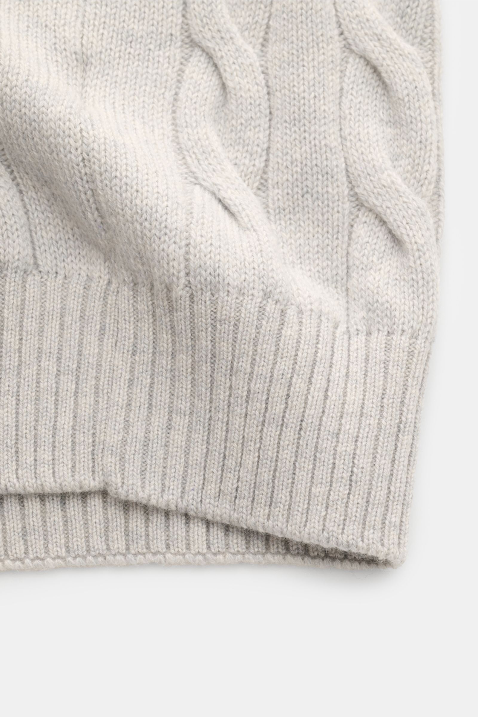 Gran Sasso Cashmere Strickjacke hellgrau meliert close-up from above showing soft cable knit, ribbed cuffs, and fine texture of pure cashmere fabric. Luxuriöses Basic für die Übergangszeit: Diese edle Strickjacke von GRAN SASSO aus softem Cashmere im Zopf