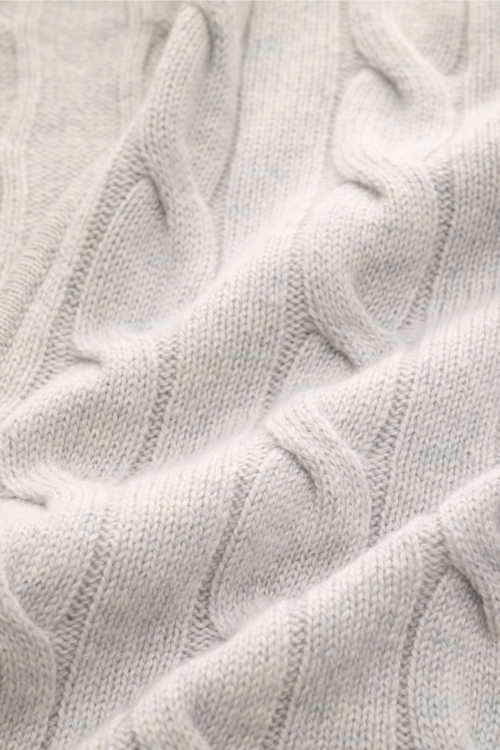 Close-up front view of Gran Sasso Cashmere Strickjacke hellgrau meliert showing soft, light gray cable knit cashmere fabric with fine stitch detail.

Description: Luxuriöses Basic für die Übergangszeit: Diese edle Strickjacke von GRAN SASSO aus softem 