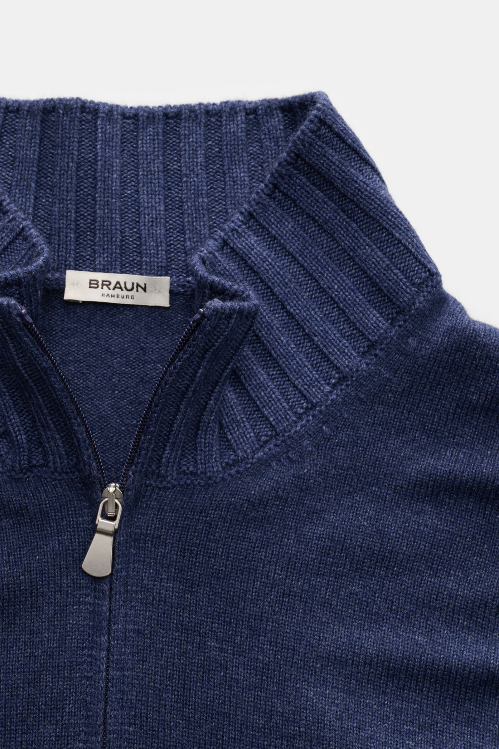 Nahaufnahme von der BRAUN Hamburg Strickjacke dunkelblau meliert mit Stehkragen, Reißverschluss, weichem Strickbild und flexiblem Rippbündchen.