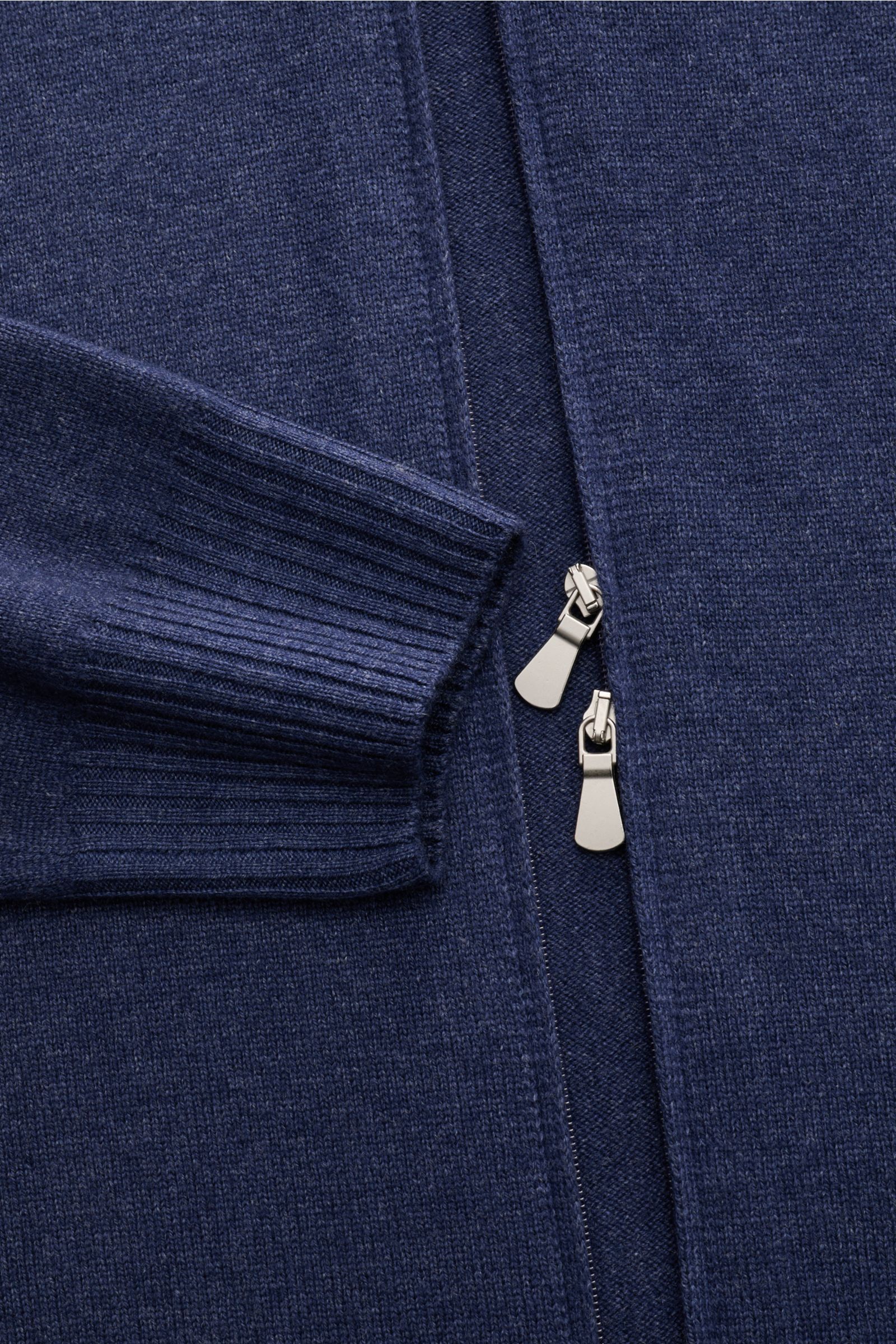 Nahaufnahme der BRAUN Hamburg Strickjacke dunkelblau meliert mit Reißverschluss, Stehkragen und flexiblem Rippbündchen, weicher Griff.