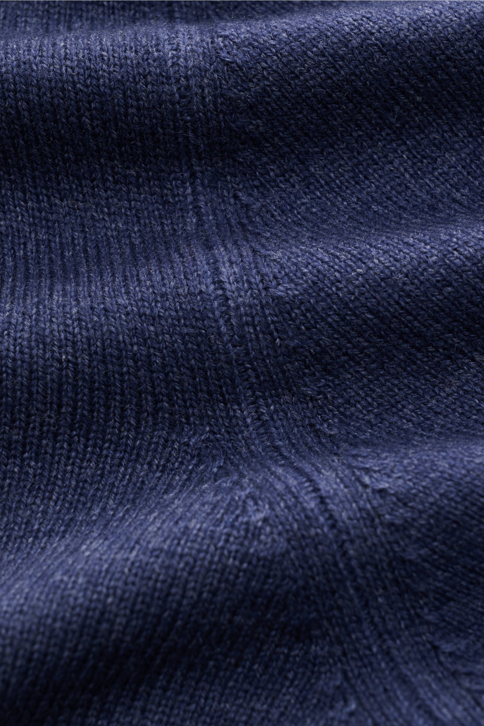 Alt-Tag (124 Zeichen): Nahaufnahme der feinen Strickstruktur der BRAUN Hamburg Strickjacke dunkelblau meliert, weich, wärmend, mit Stehkragen und Reißverschluss.