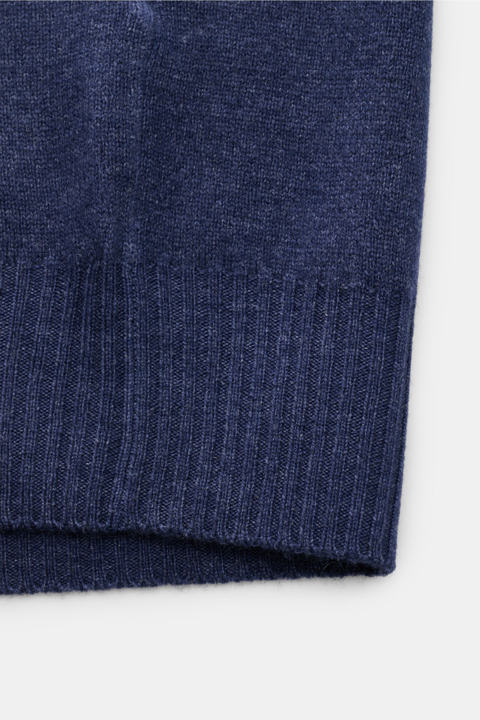 Nahaufnahme der flexiblen Rippbündchen der BRAUN Hamburg Strickjacke dunkelblau meliert aus Schurwolle, Cashmere und Viskose.