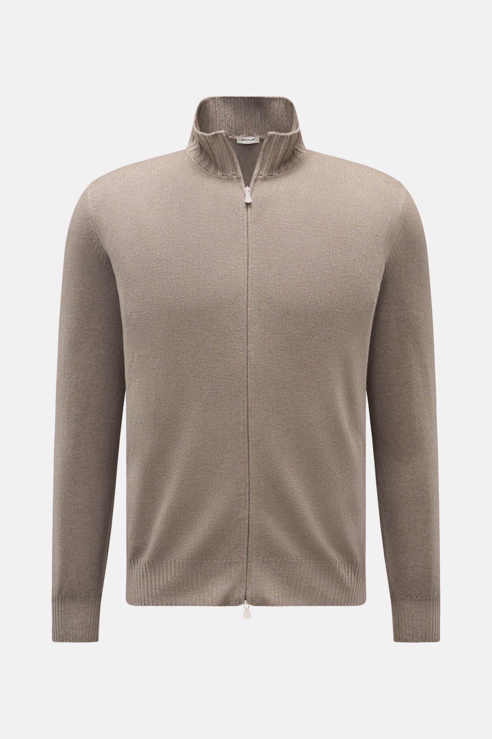 BRAUN Hamburg Strickjacke taupe shown from the front, a soft, warm cardigan with zip, stand collar, ribbed cuffs, regular fit, and fine knit texture. Zeitlose Eleganz trifft Komfort: Die besonders weiche sowie wärmende Strickjacke von BRAUN HAMBURG wir