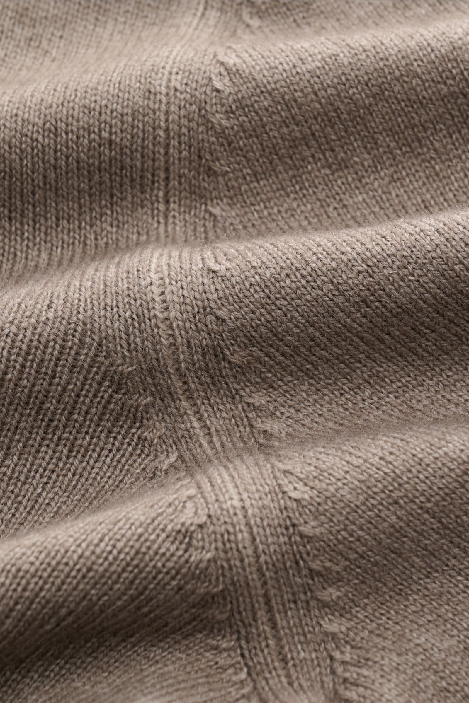 Close-up front view of BRAUN Hamburg Strickjacke taupe, showing soft knit texture and fine knitting pattern in taupe color.

Zeitlose Eleganz trifft Komfort: Die besonders weiche sowie wärmende Strickjacke von BRAUN HAMBURG wird an kalten Tagen zum vie