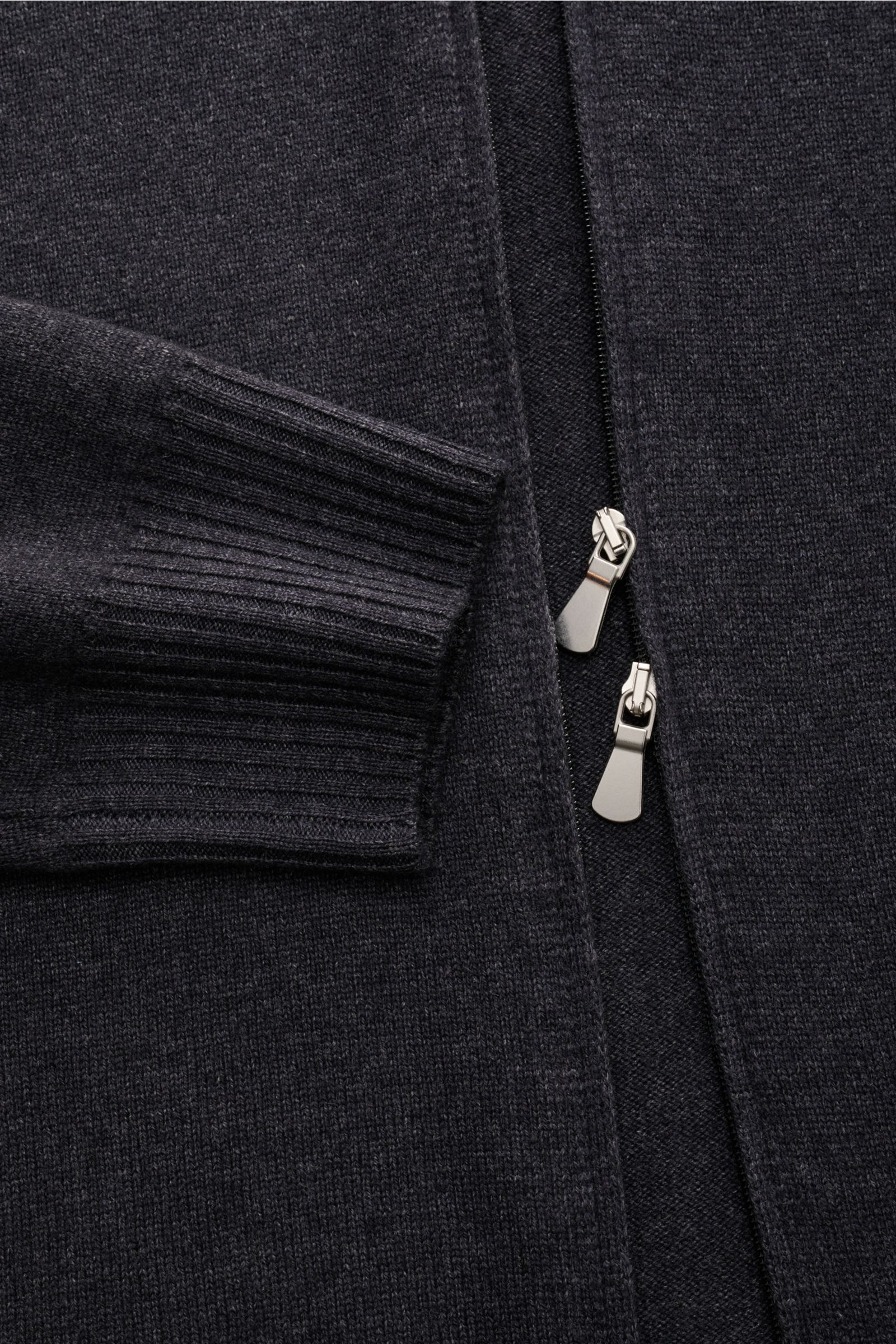 Close-up front view of the BRAUN Hamburg Cardigan anthracite mottled showing fine knit fabric, ribbed cuff, zip, and standing collar. Timeless elegance meets comfort: This soft and warm cardigan by BRAUN HAMBURG is a versatile layering piece for cold d