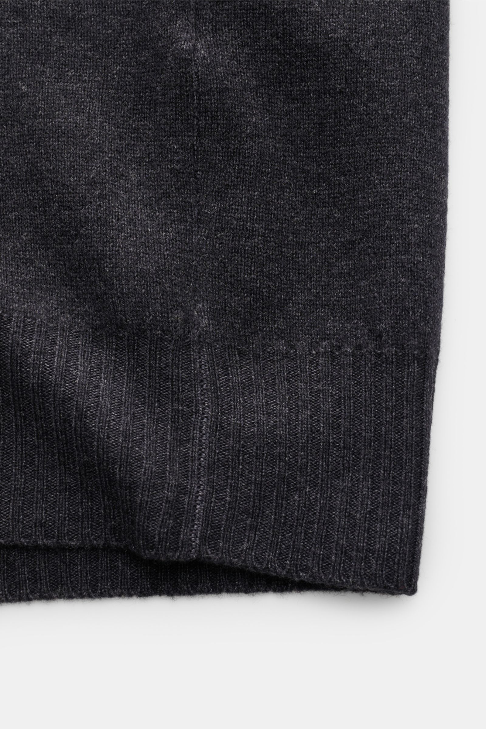 Close-up front view of the ribbed hem on the BRAUN Hamburg Cardigan anthracite mottled, showcasing fine knit and soft texture.

Timeless elegance meets comfort: This soft and warm cardigan by BRAUN HAMBURG is a versatile layering piece for cold days.
