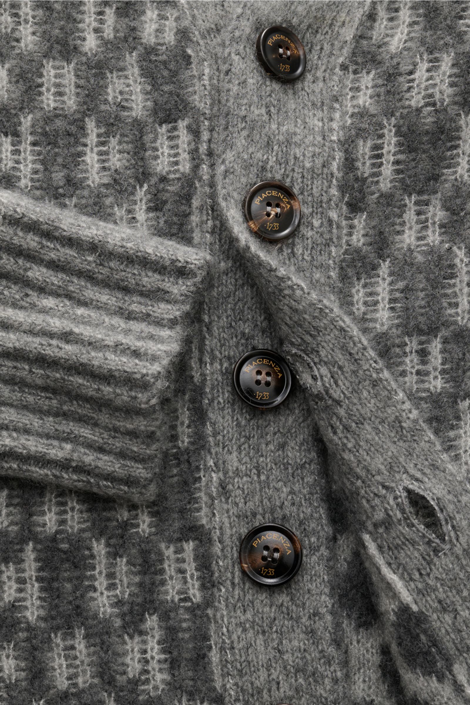 Nahaufnahme des Piacenza 1733 Cardigans hellgrau/dunkelgrau gemustert mit kontrastierendem Wabenmuster, Rippbündchen und sechs Knöpfen.