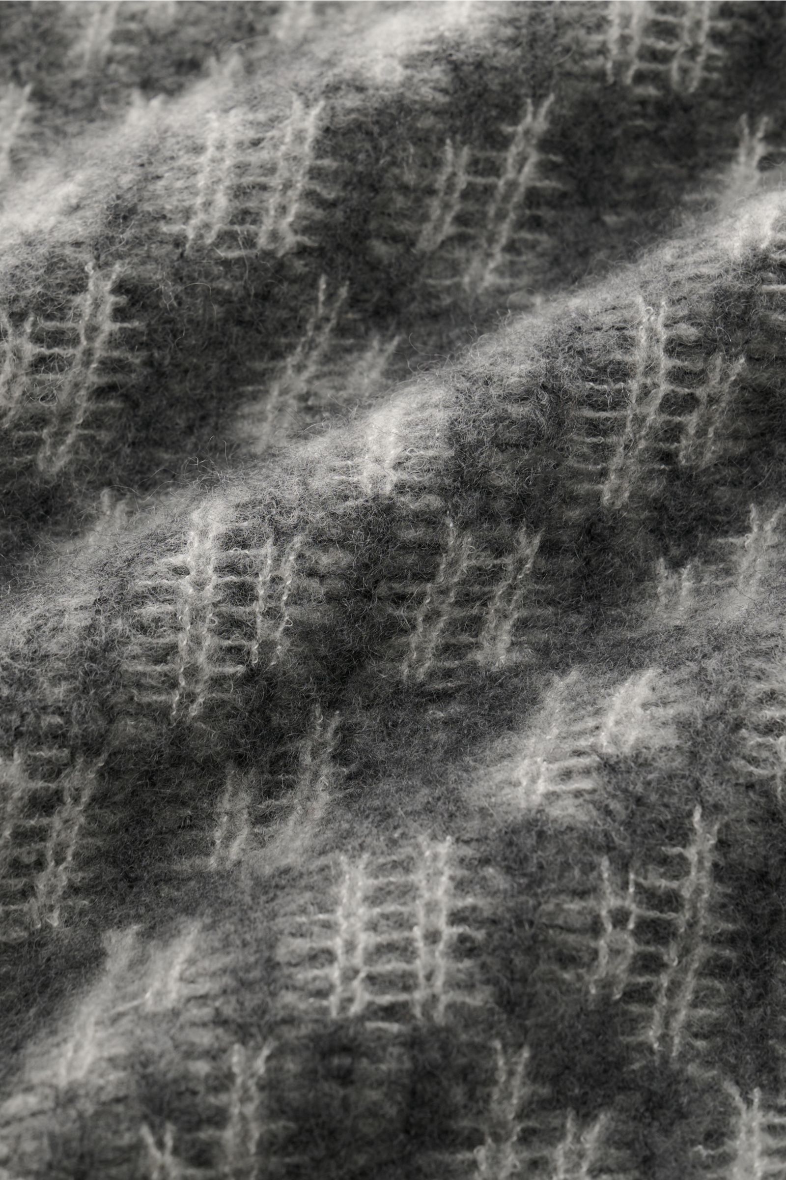 Nahaufnahme des luftigen, weichen Strickbilds mit kontrastierendem Wabenmuster des Piacenza 1733 Cardigan hellgrau/dunkelgrau gemustert.