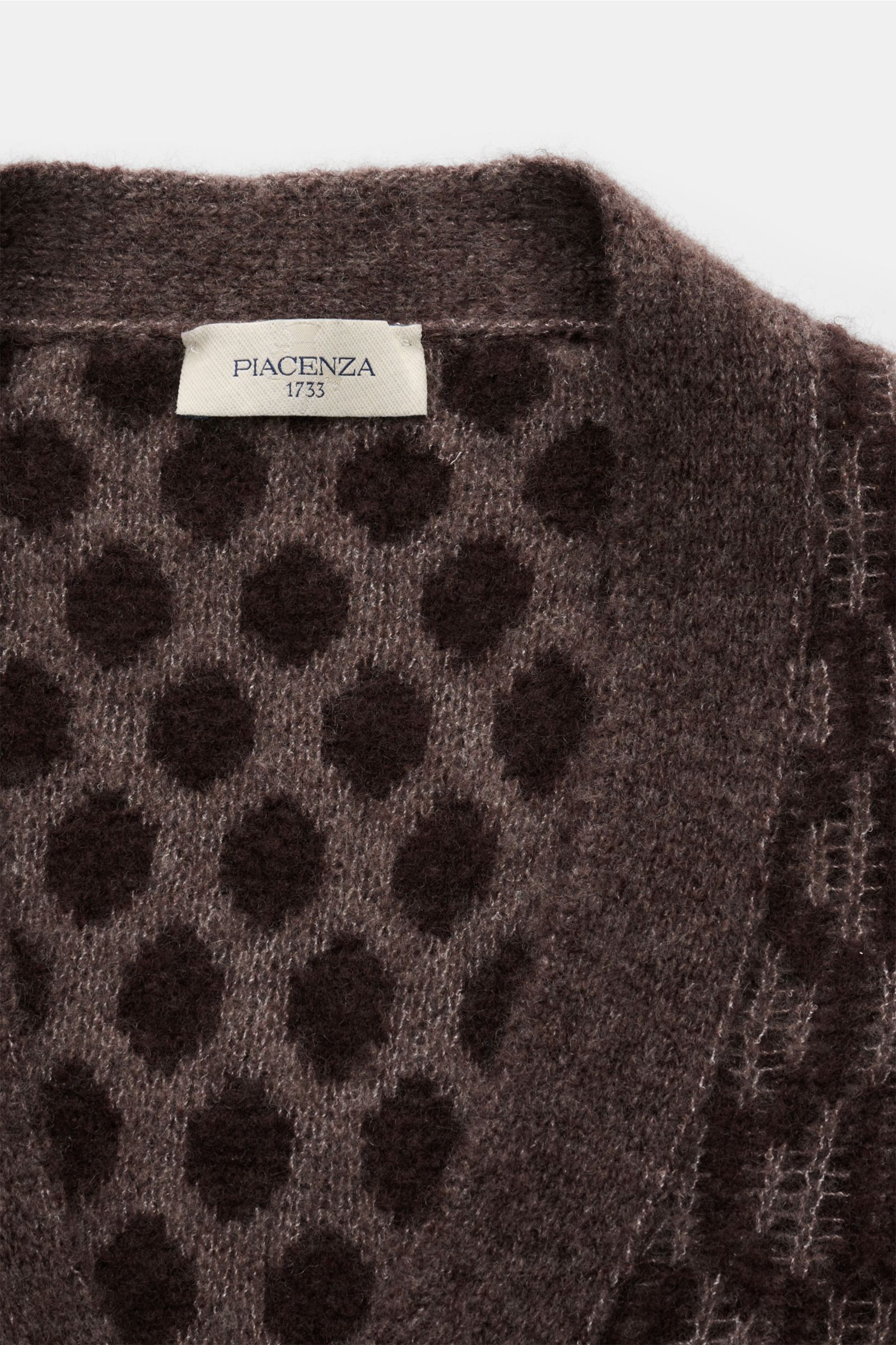 Nahaufnahme aus der Vogelperspektive des Piacenza 1733 Cardigans graubraun/dunkelbraun gemustert mit Wabenmuster, weichem Cashmere-Seide-Mix.
