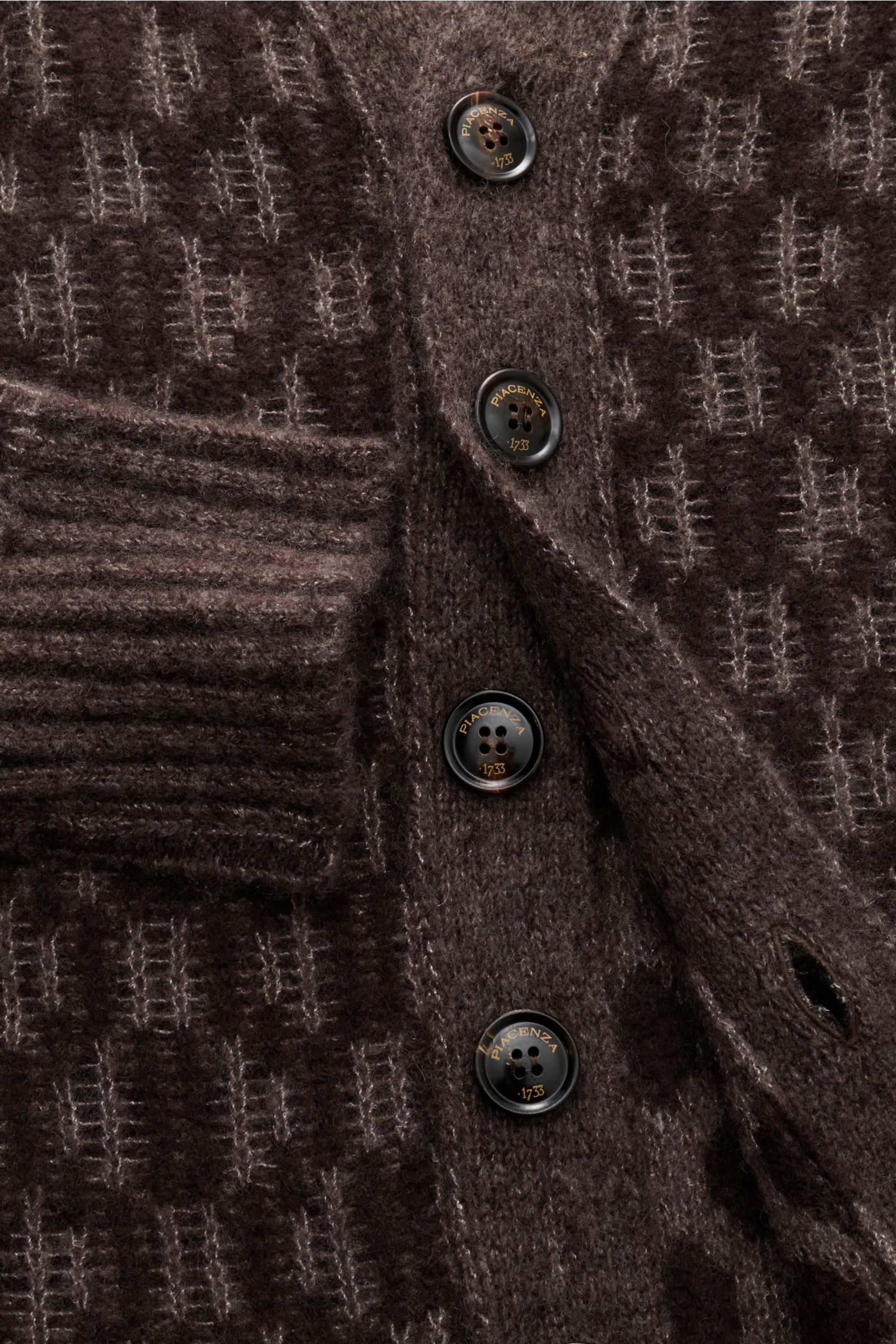 Piacenza 1733 Cardigan graubraun/dunkelbraun gemustert, Nahaufnahme von Knöpfen, Wabenstruktur, Rippbündchen, Slim Fit, feines Cashmere-Seide-Mix.