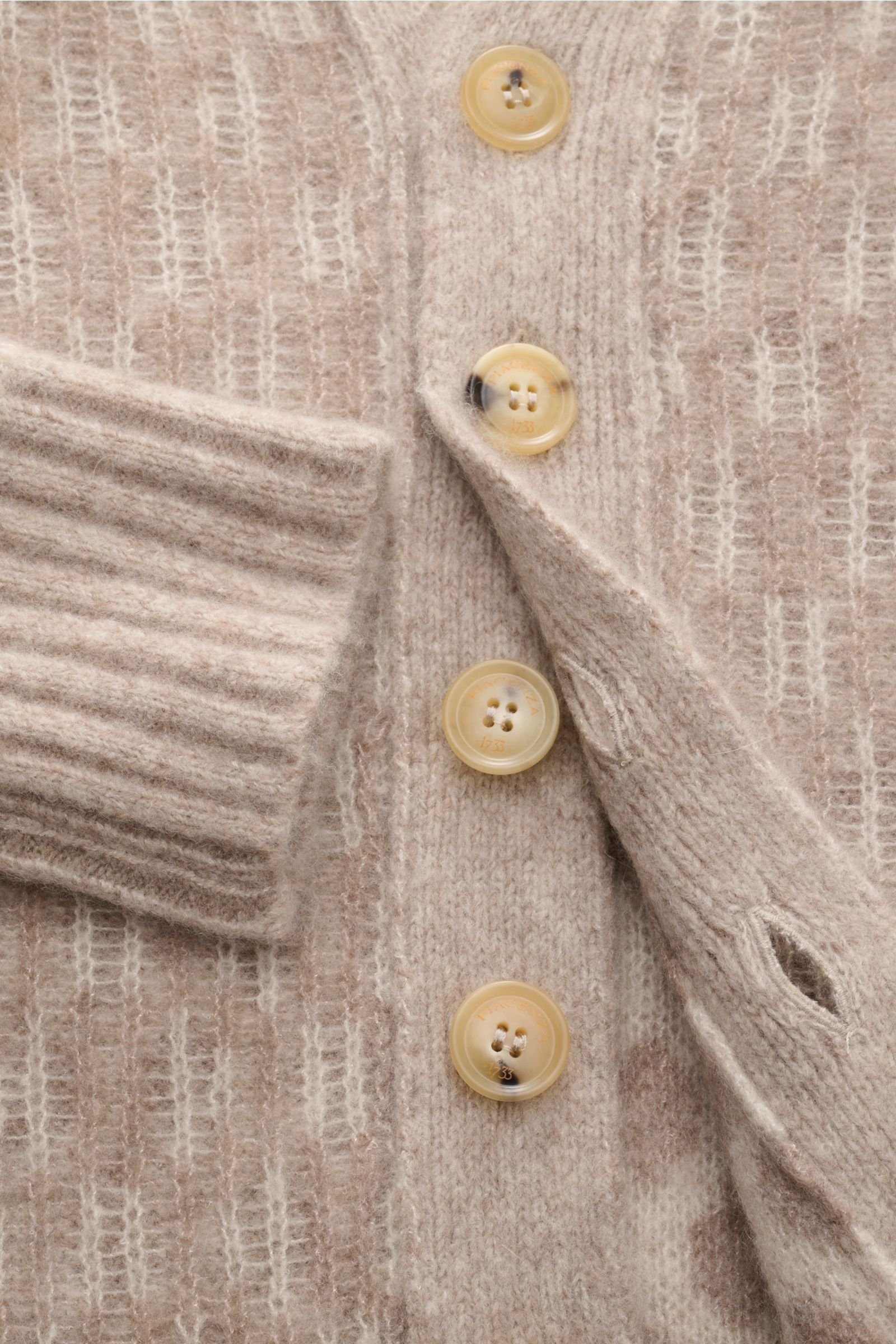 Piacenza 1733 Cardigan hellbraun/beige gemustert in Nahaufnahme, zeigt Wabenmuster, Slim Fit, V-Ausschnitt, sechs Knöpfe und Rippbündchen.