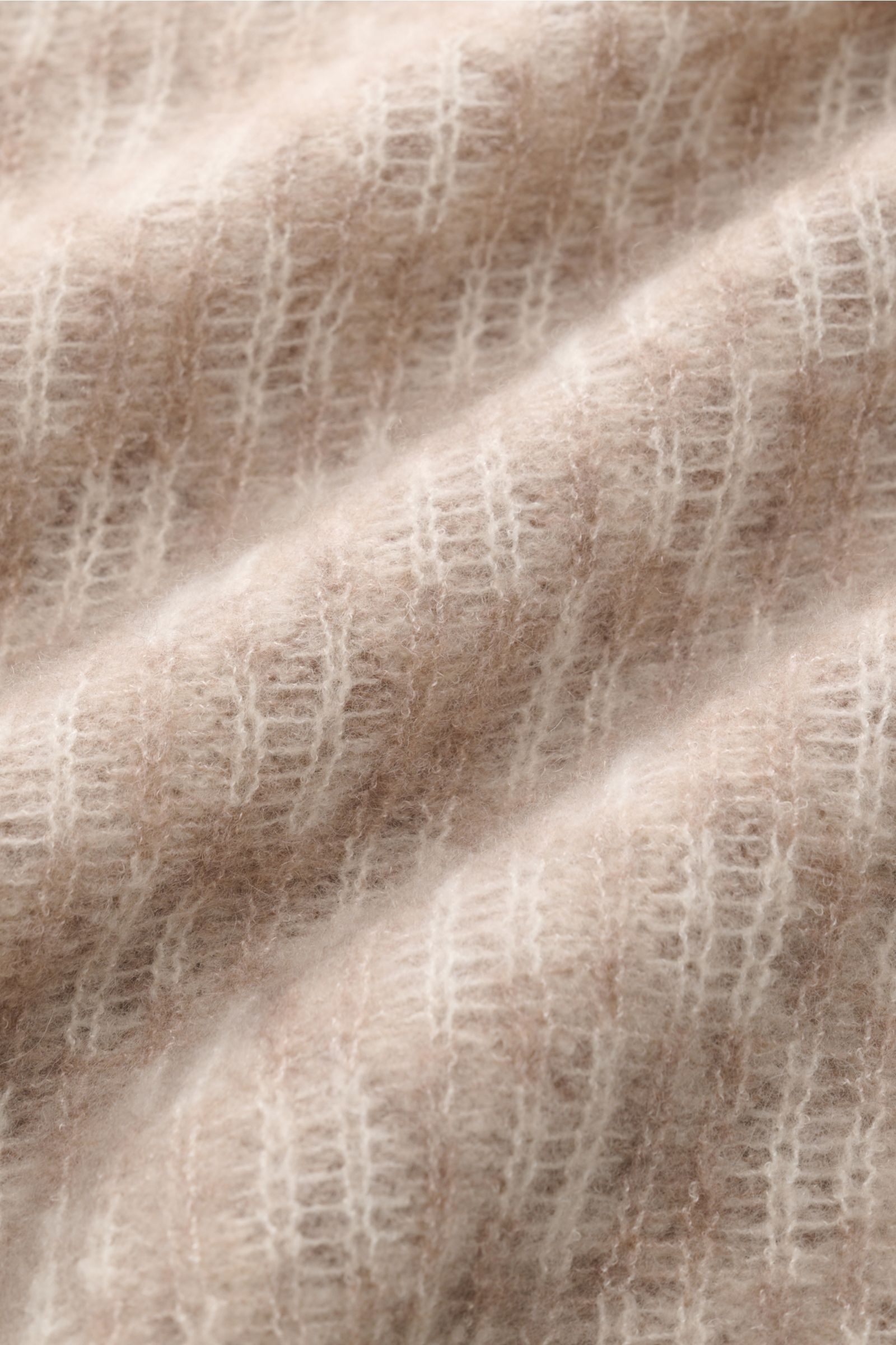 Nahaufnahme des hellbraun/beige gemusterten Piacenza 1733 Cardigans mit feinem Wabenmuster, luftiger Strickstruktur aus Cashmere, Seide und Microfaser.