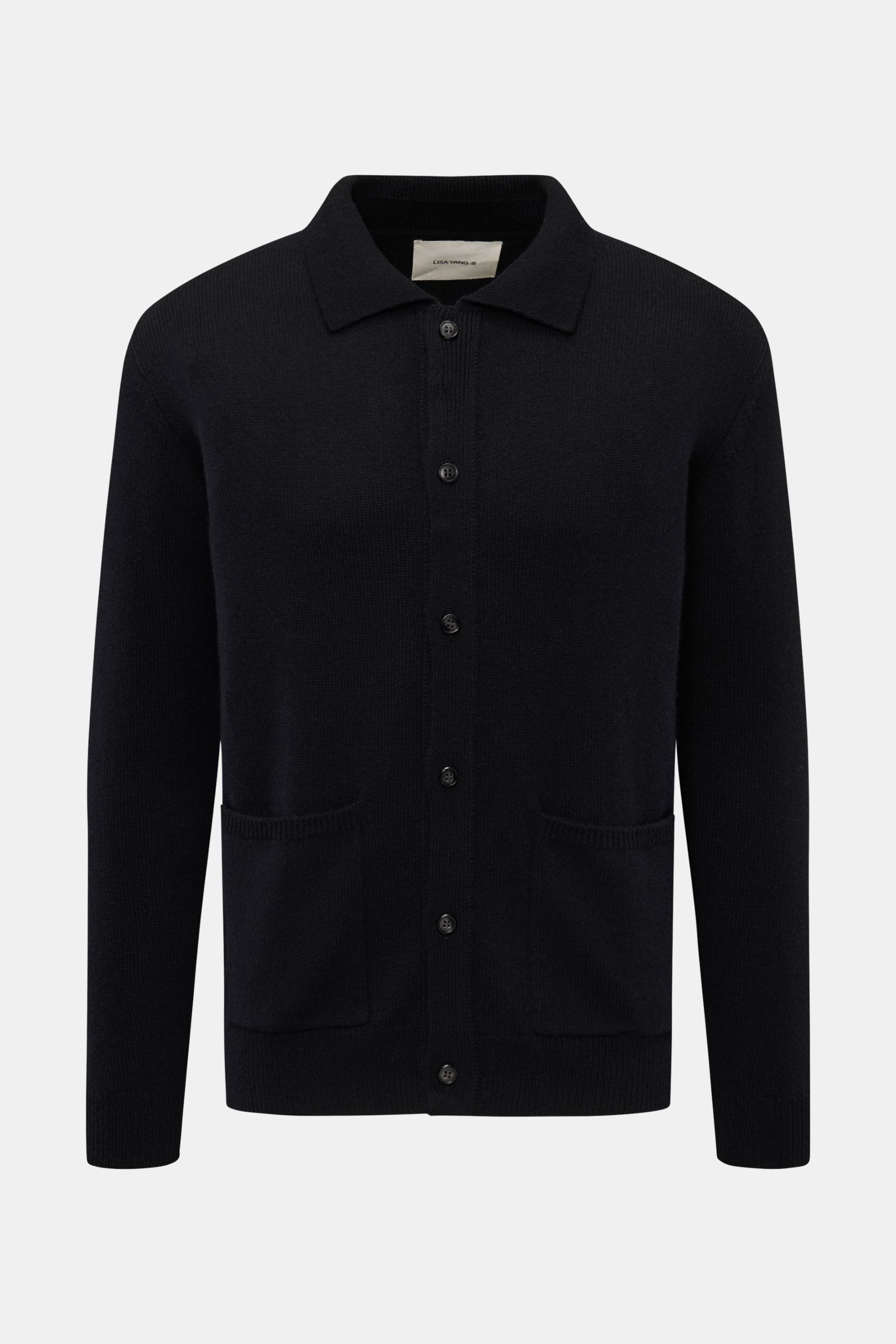Lisa Yang Cashmere Cardigan 'Maximilian' schwarz, frontale Nahaufnahme, Slim Fit, reiner Cashmere, sechs Knöpfe, Hüfttaschen, Rippbündchen, weicher Griff.