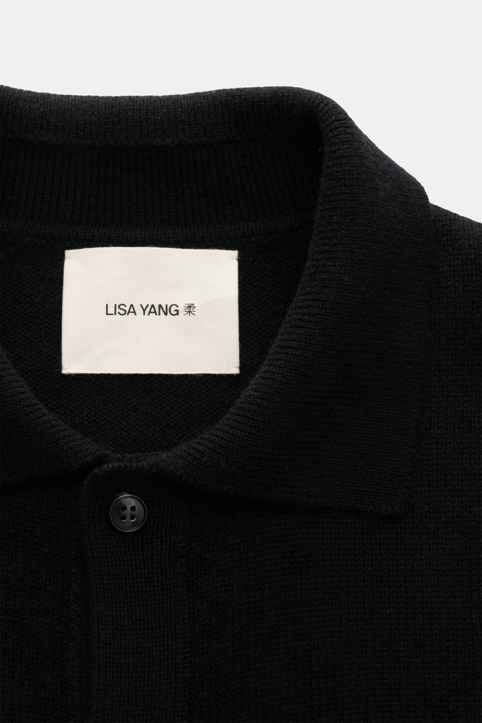 Lisa Yang Cashmere Cardigan 'Maximilian' schwarz, Detailaufnahme von oben, Slim Fit, reiner Cashmere, weicher Griff, gestrickter Kragen, Sechs-Knopf-Leiste.