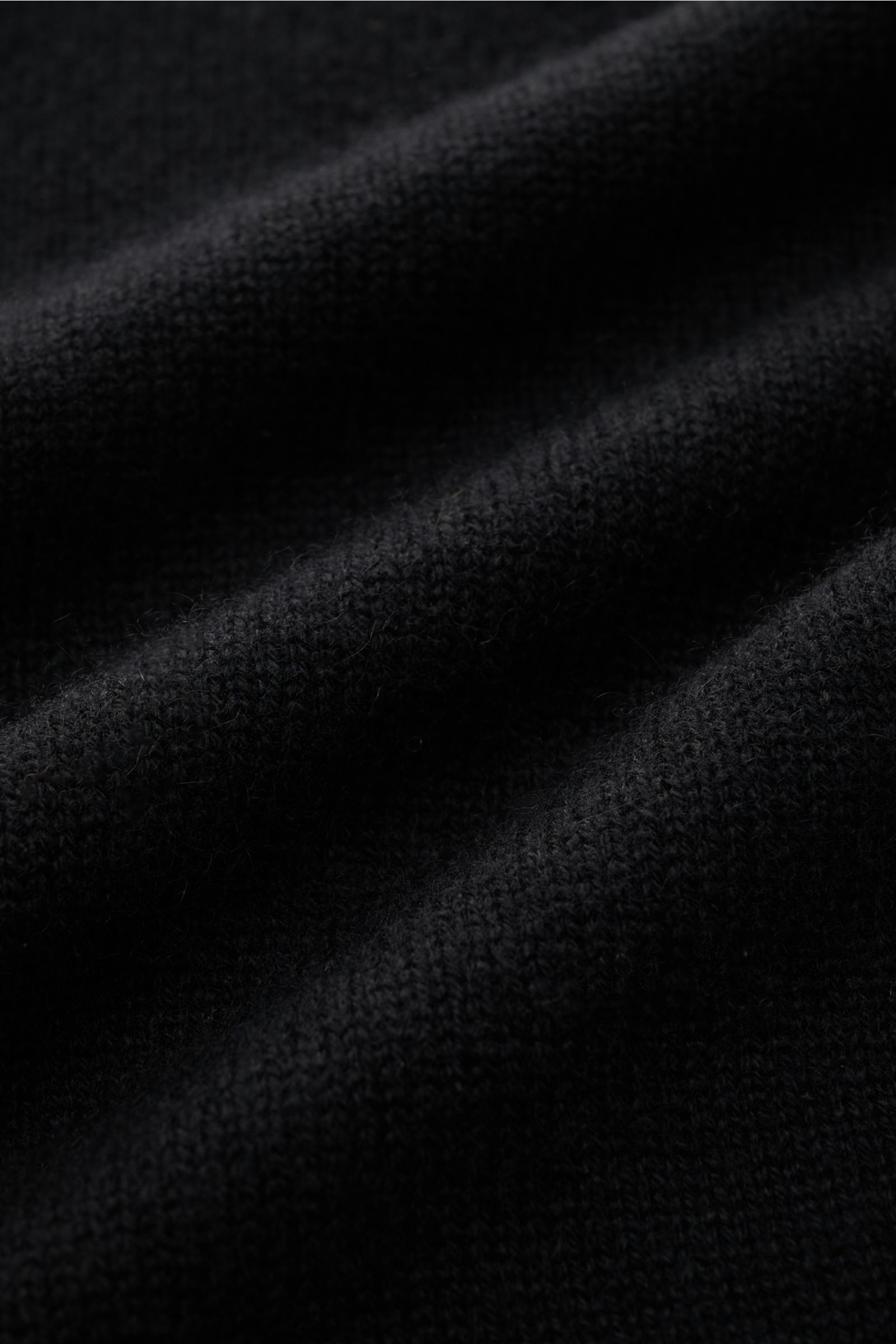 Lisa Yang Cashmere Cardigan 'Maximilian' schwarz Nahaufnahme des mittelfeinen Strickbilds aus reinem Cashmere mit weichem Griff, fotografiert aus frontaler Perspektive.