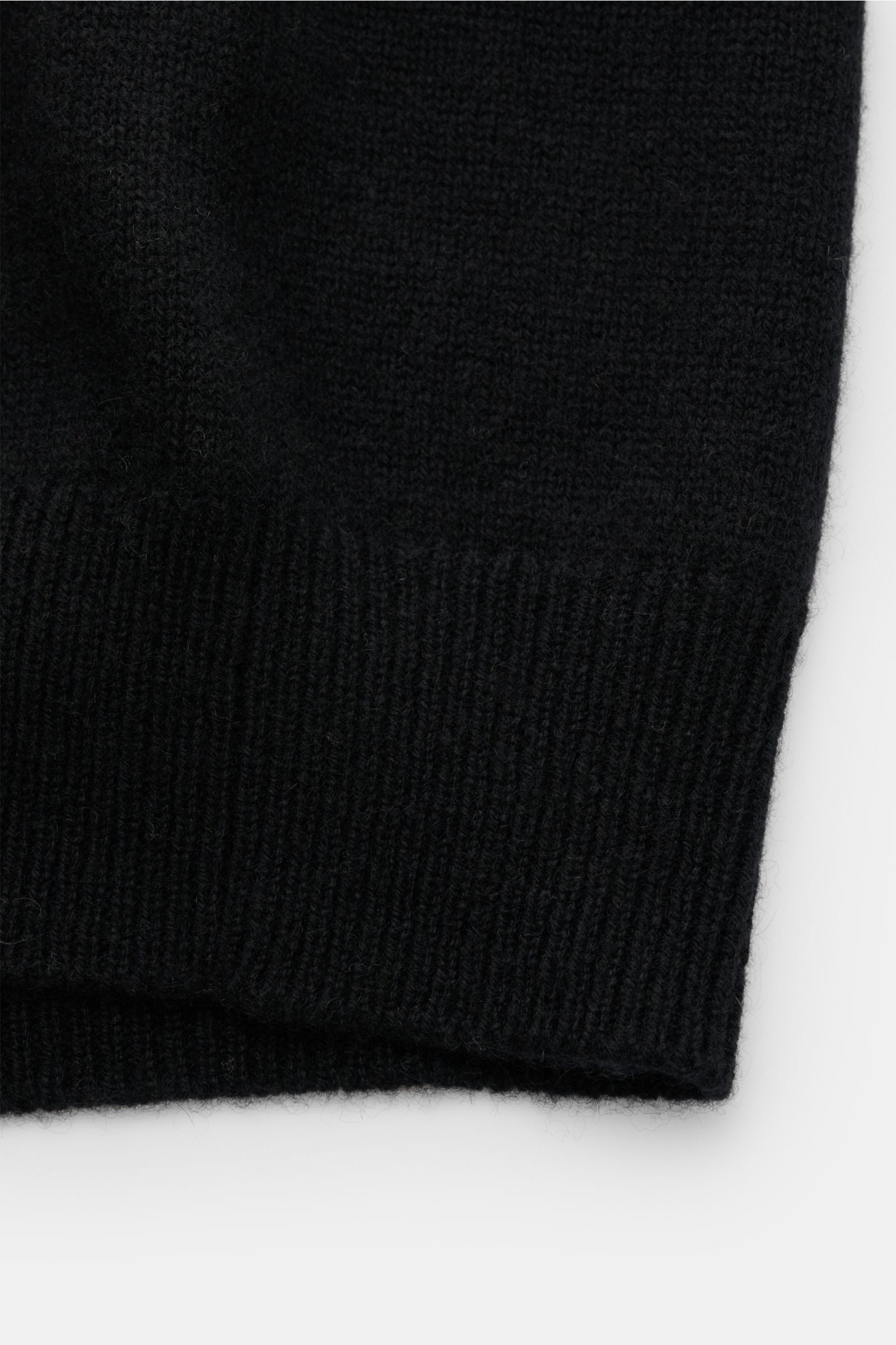 Schwarzer Lisa Yang Cashmere Cardigan 'Maximilian' Slim Fit Detailaufnahme der Rippbündchen und mittelfeinen Strickstruktur aus reinem Cashmere.