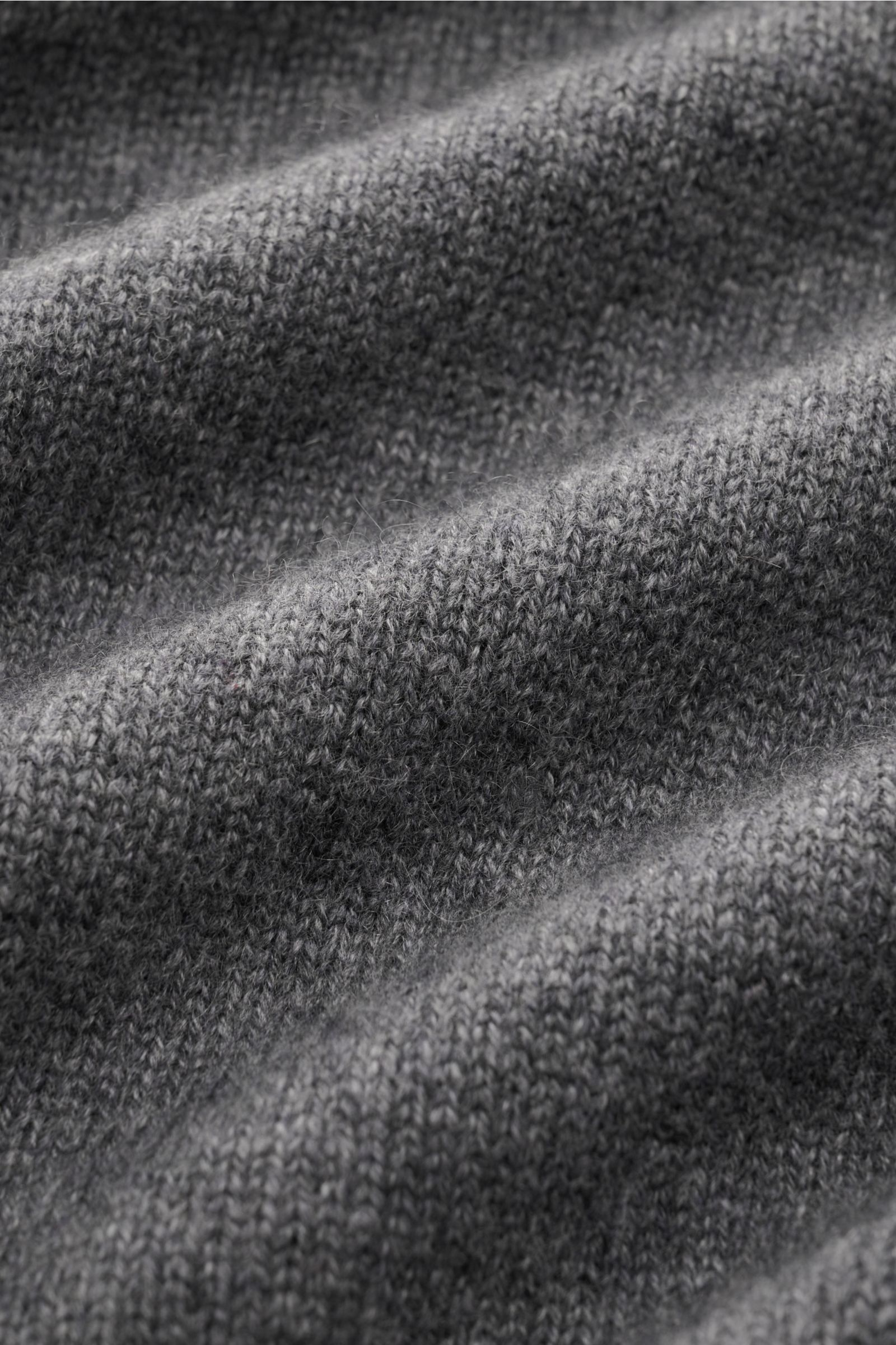 Close-up front view of the soft, medium-fine knit fabric of the Lisa Yang Cashmere cardigan 'Maximilian' grey melange, showcasing its pure cashmere texture.

A modern essential for your wardrobe: With the LISA YANG label, you can always be sure of high