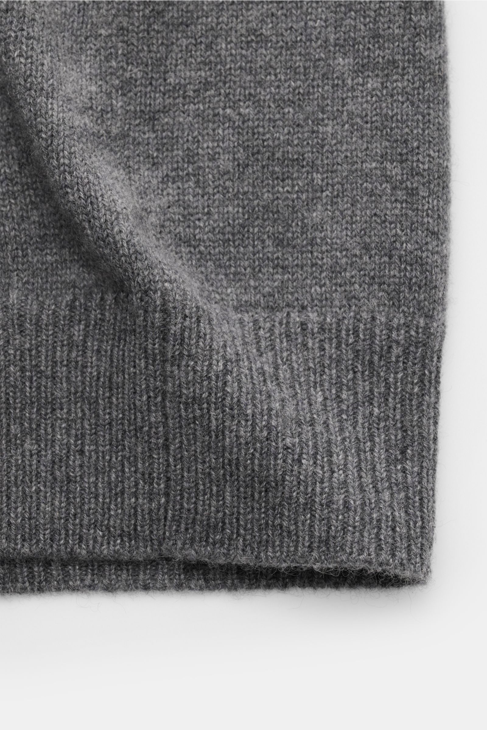 Close-up front view of the Lisa Yang Cashmere cardigan 'Maximilian' grey melange showing soft pure cashmere fabric, medium-fine knit, and ribbed bands.

A modern essential for your wardrobe: With the LISA YANG label, you can always be sure of high qual