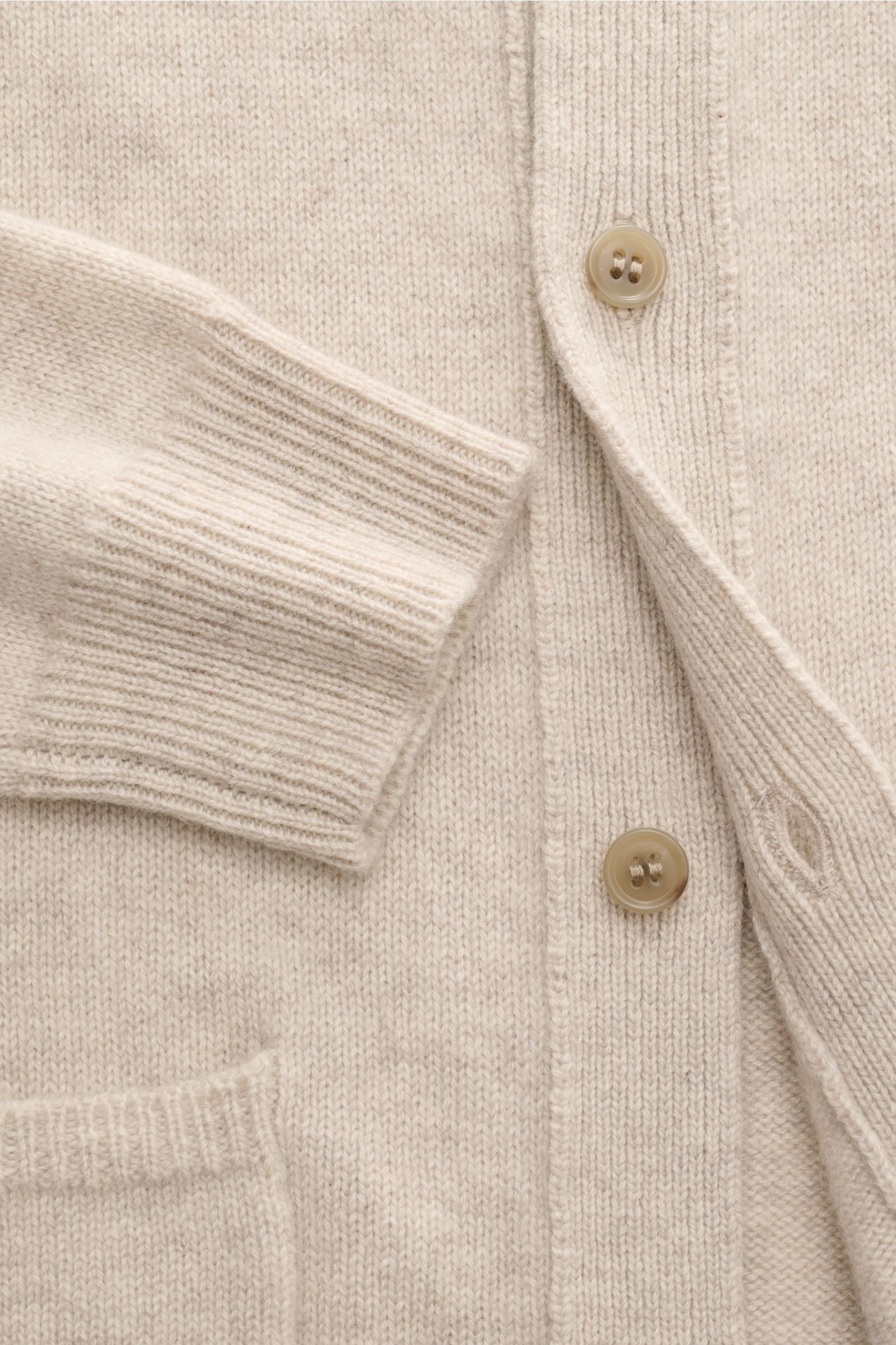 Lisa Yang Cashmere Cardigan 'Maximilian' sand meliert in Nahaufnahme von vorne, reiner Cashmere, weicher Griff, Slim Fit, sechs Knöpfe, Rippbündchen, Hüfttaschen.