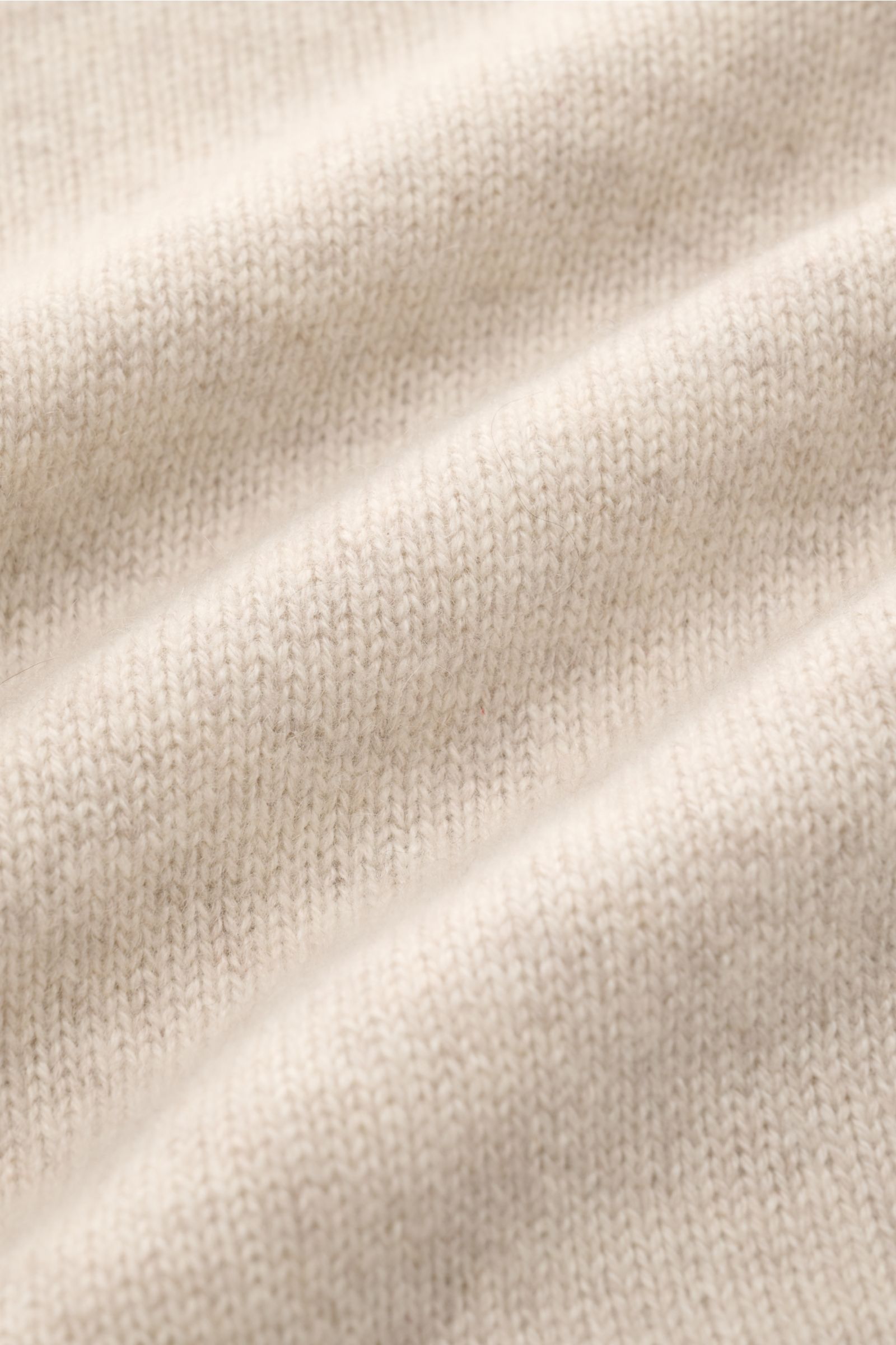 Lisa Yang Cashmere Cardigan 'Maximilian' sand meliert, Detailaufnahme des mittelfeinen Strickbilds aus reinem, weichem Cashmere, Frontansicht.