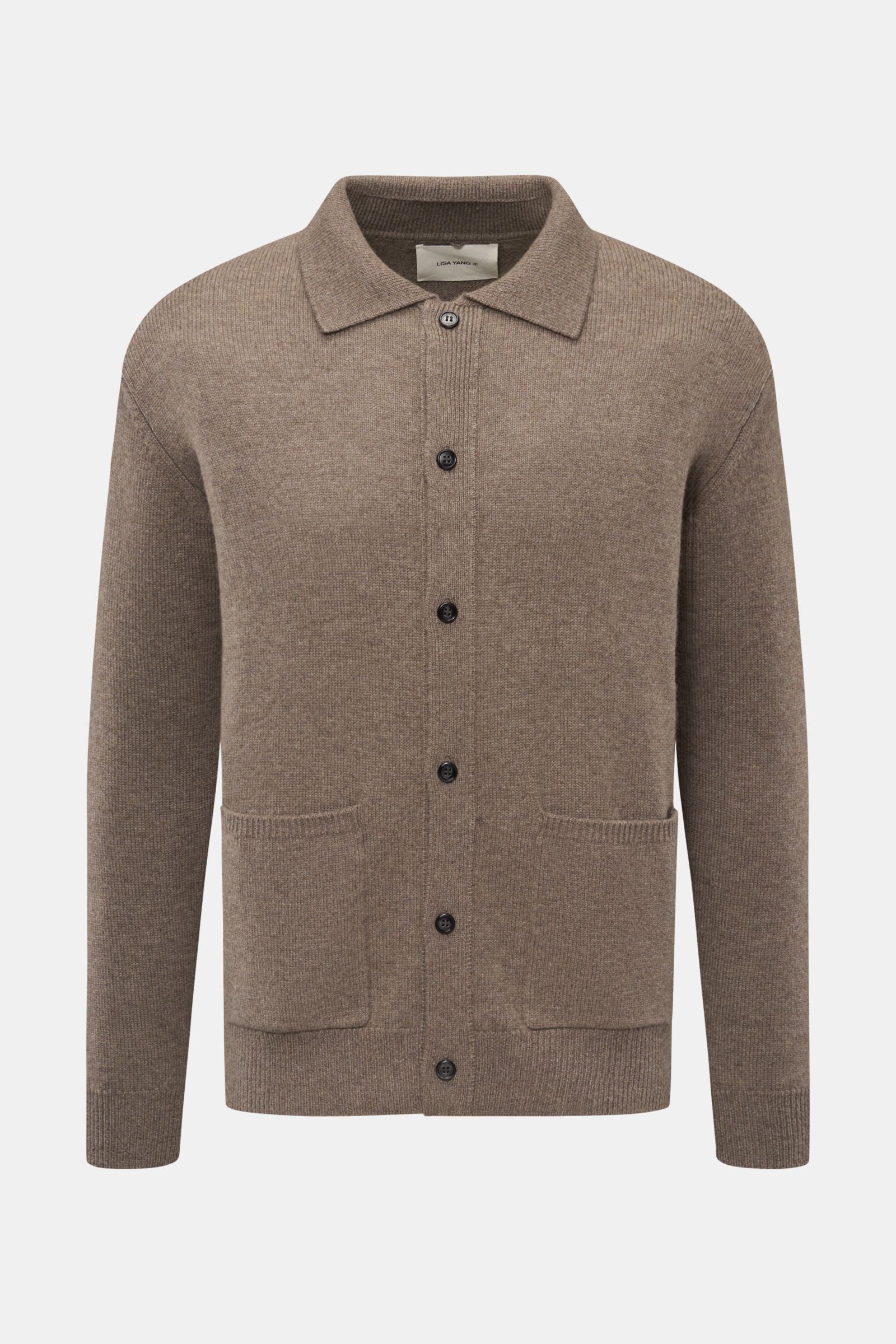 Lisa Yang Cashmere Cardigan 'Maximilian' taupe, frontale Ansicht, Slim Fit, reiner Cashmere, sechs Knöpfe, aufgesetzte Taschen, Rippbündchen.
