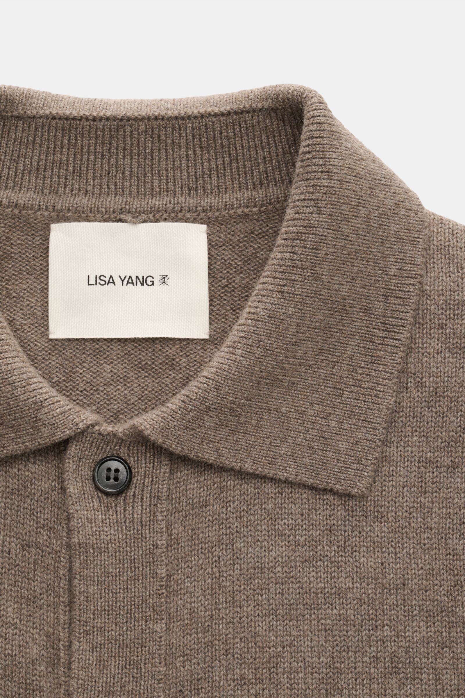 Nahaufnahme des Lisa Yang Cashmere Cardigan 'Maximilian' taupe, Slim Fit mit gestricktem Kragen, sechs Knöpfen, aufgesetzten Taschen, Rippbündchen, aus reinem Cashmere.