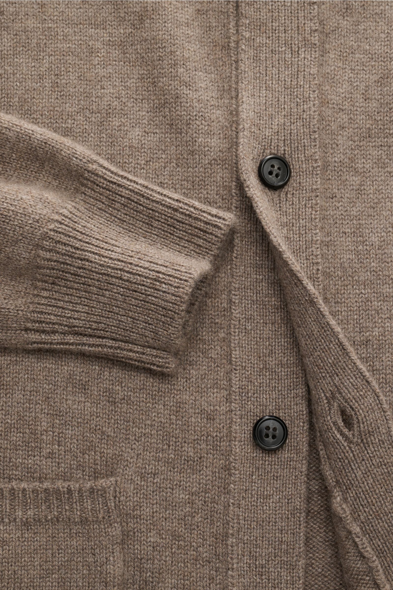 Lisa Yang Cashmere Cardigan 'Maximilian' taupe, Detailaufnahme von vorne, reiner Cashmere, weicher Griff, Slim Fit, sechs Knöpfe, Rippbündchen, Hüfttaschen.