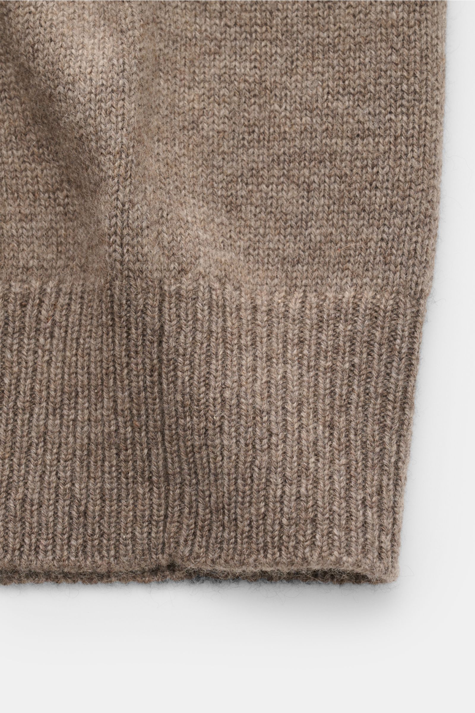 Lisa Yang Cashmere Cardigan 'Maximilian' taupe, Detailaufnahme des mittelfeinen Strickbildes, weiche Rippbündchen aus reinem Cashmere.