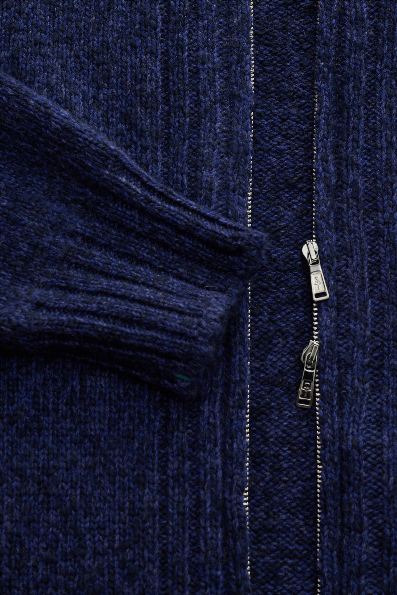 Close-up front view of Fioroni Cashmere Strickjacke navy meliert showcasing reiner Cashmere, very soft feel, medium-fine knit, light bouclé effect, Slim Fit, two-way zipper, slanted hip pockets, and flexible ribbed cuffs.