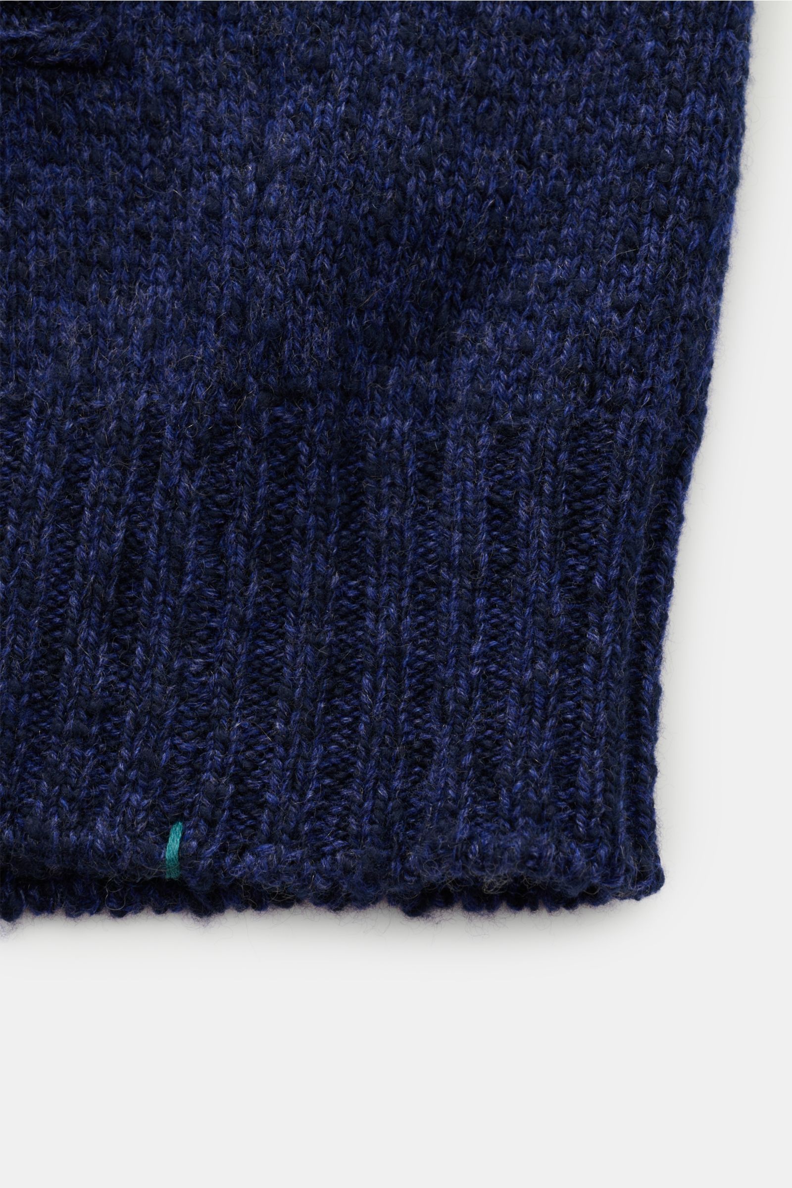 Close-up image of the lower section of the Fioroni Cashmere Strickjacke navy meliert, showing the mittelfeines Strickbild, leichter Bouclé-Effekt, and flexible Rippbündchen from a front perspective, highlighting the reiner Cashmere and sehr weicher Griff,