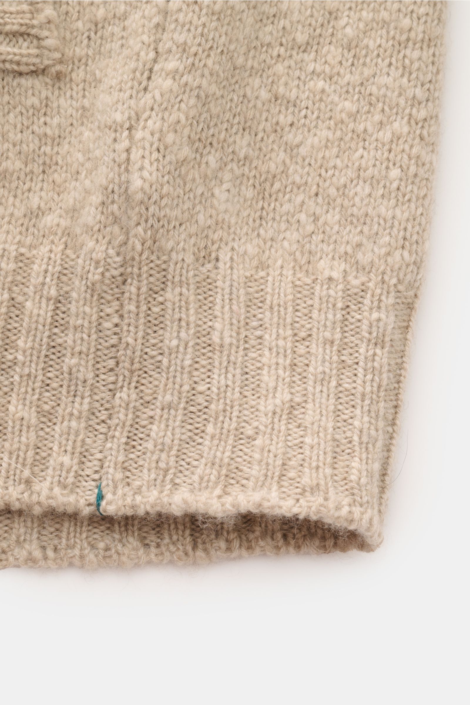 Close-up front view of Fioroni Cashmere Strickjacke sand meliert showing reiner Cashmere, very soft feel, mittelfeines Strickbild, light boucle effect, slim fit, two-way zipper, slanted hip pockets, and flexible ribbed cuffs.