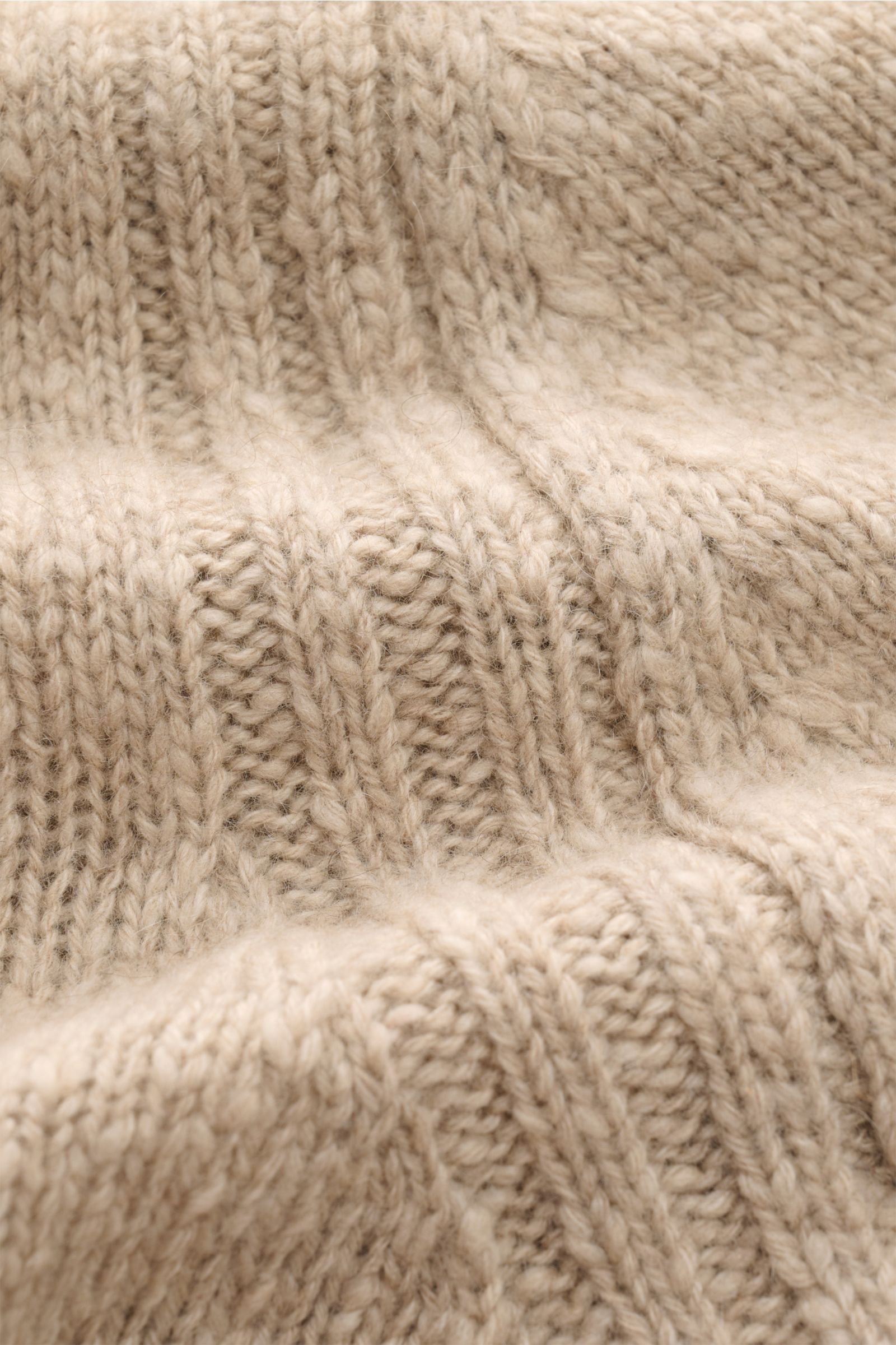 Close-up front view of Fioroni Cashmere Strickjacke sand meliert showing mittelfeines Strickbild, leichter Bouclé-Effekt, reiner Cashmere, sehr weicher Griff, Slim Fit, flexible Rippbündchen, Zwei-Wege-Reißverschluss, and schräge Hüfttaschen.