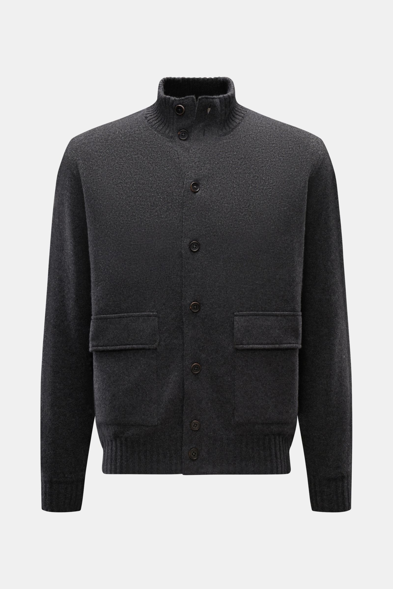 Front view of Fioroni Cashmere Cardigan dunkelgrau meliert in dark grey marl, featuring a stand-up ribbed collar, leather-reinforced button placket, patch pockets, ribbed cuffs, and a soft, fine-knit, regular fit. Luxuriöser Cashmere für kalte Tage: Mit s