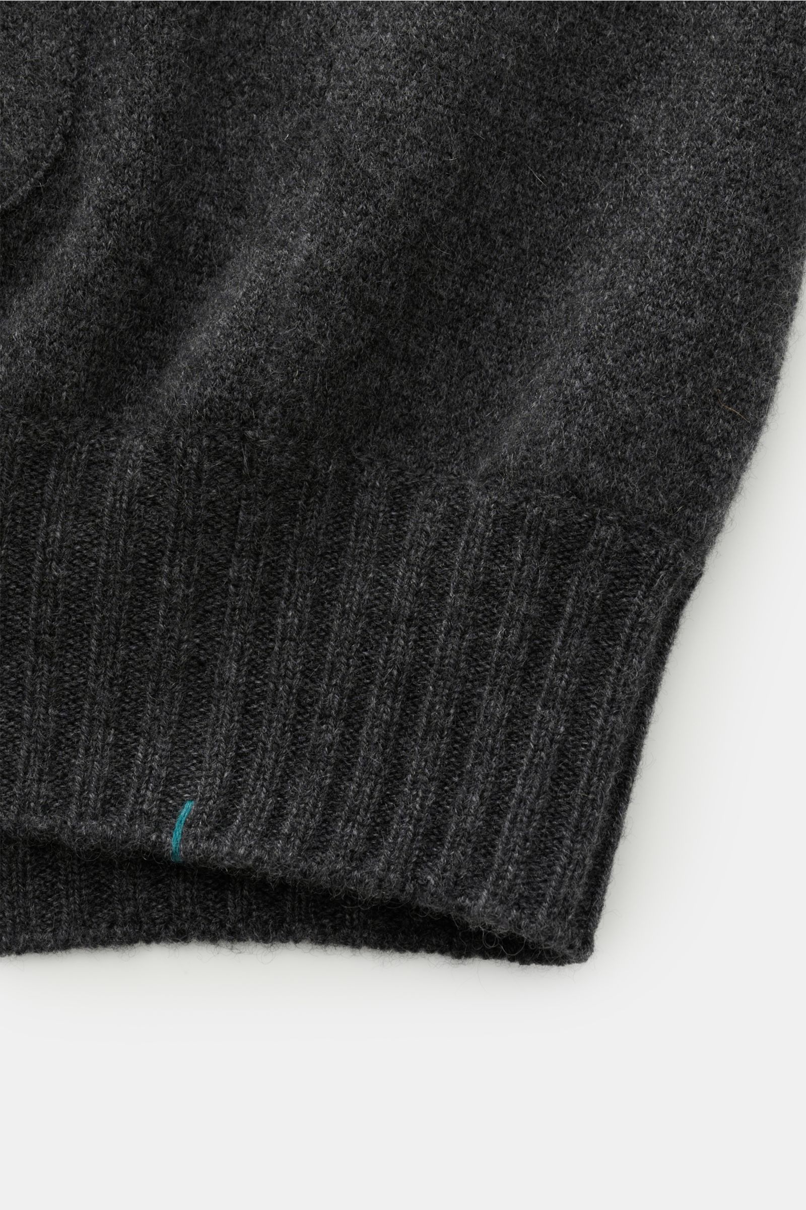 Close-up front view of Fioroni Cashmere Cardigan dunkelgrau meliert showing soft, fine knit, ribbed cuffs, and hem with a comfortable fit.

Description: Luxuriöser Cashmere für kalte Tage: Mit seinem besonders angenehmen, wärmenden Material bringt Sie der