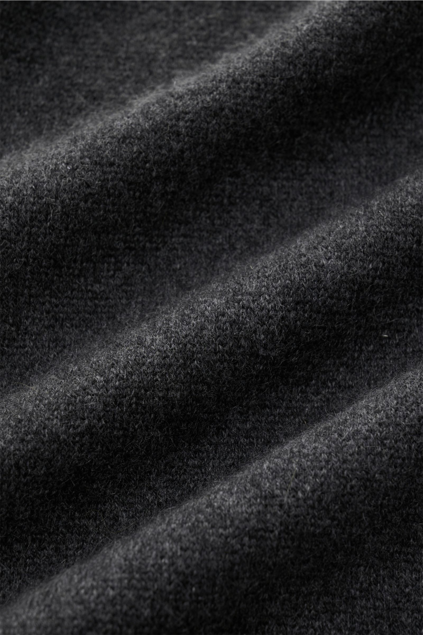 Close-up view of the finely knitted, soft, dark grey melange fabric of the Fioroni Cashmere Cardigan dunkelgrau meliert, showcasing its luxurious pure cashmere texture and warm material. Luxuriöser Cashmere für kalte Tage: Mit seinem besonders angenehmen,