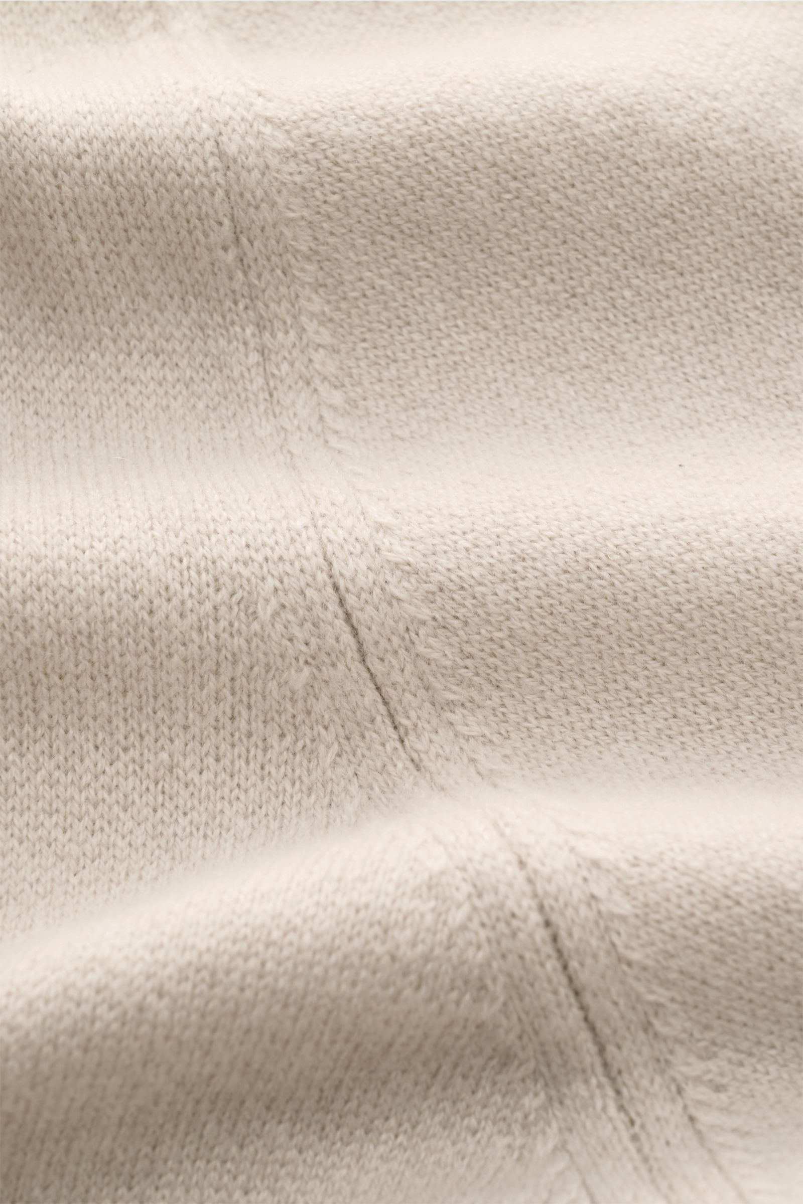 Close-up front-side view of Fioroni Cashmere Cardigan beige showing fine knit texture and soft cashmere material with visible seam detail, featuring pure cashmere, soft touch, fine knit pattern, regular fit, smooth leather-reinforced button placket, ribbe