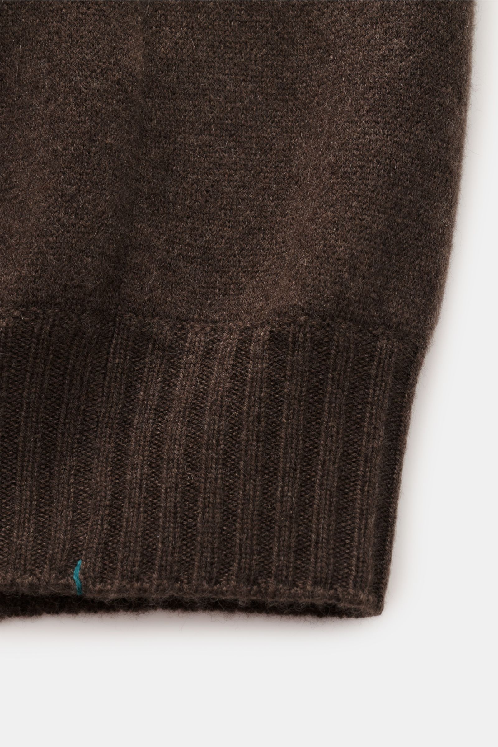 Fioroni Cashmere Cardigan dunkelbraun meliert, Detailaufnahme der weichen, feinen Strickstruktur und komfortablen Rippbündchen aus reinem Cashmere.