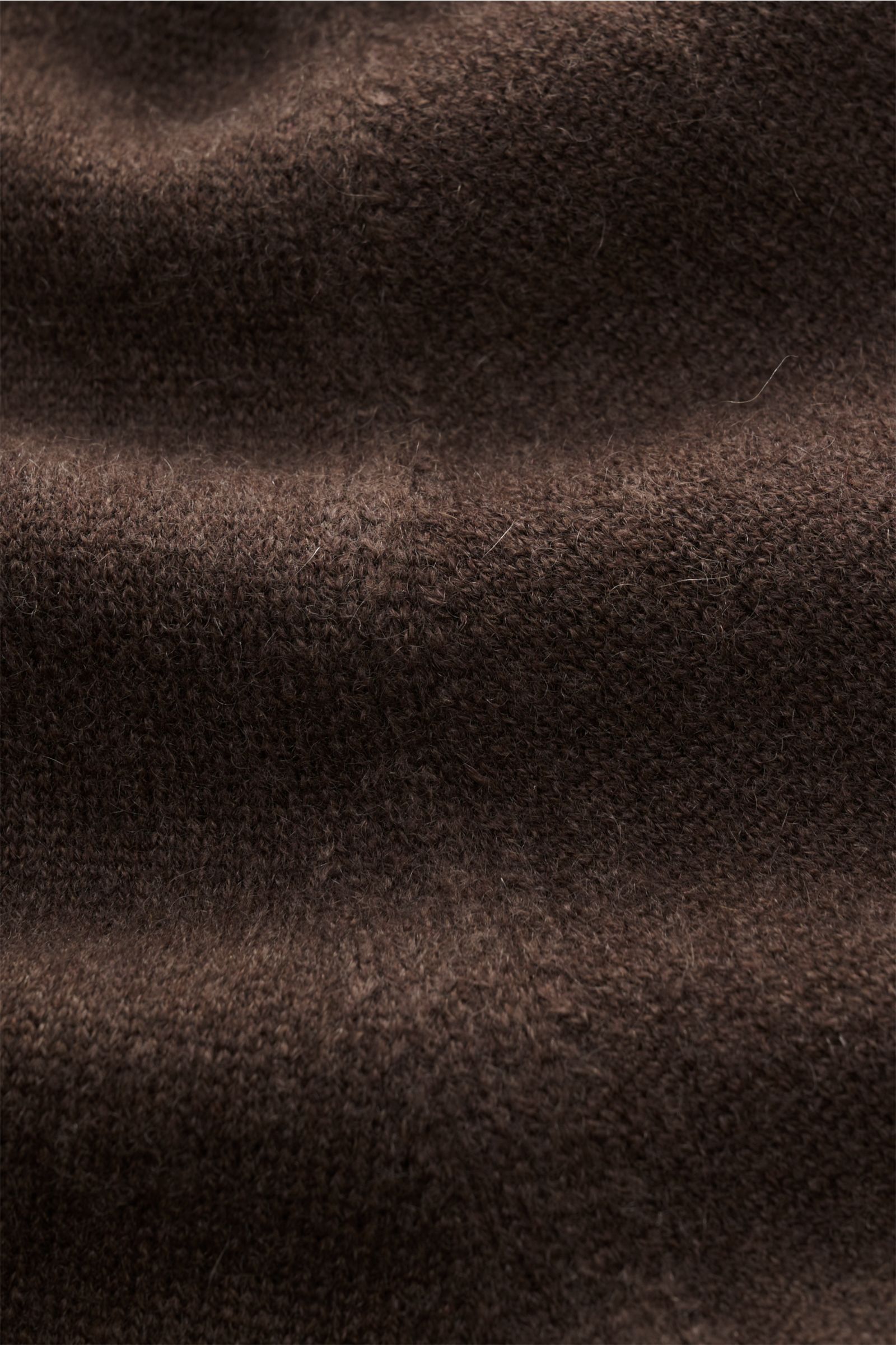Nahaufnahme des feinen Strickbilds und der weichen Oberfläche des Fioroni Cashmere Cardigan dunkelbraun meliert aus reiner Wolle.