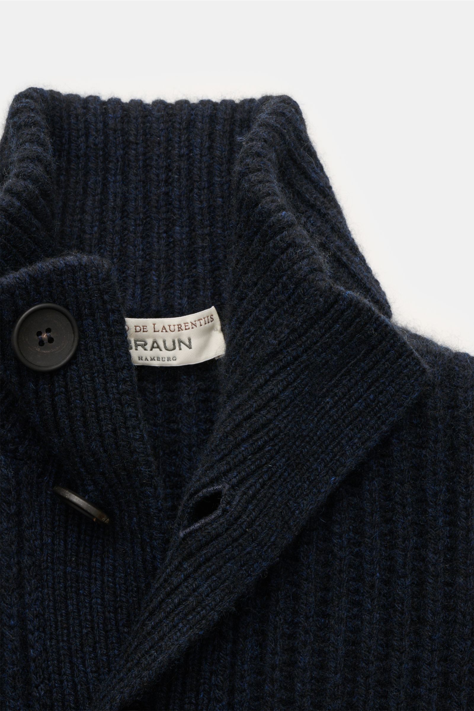 Filippo de Laurentiis Cashmere Cardigan navy in Nahaufnahme von oben, markanter Strick, Patentmuster, Stehkragen mit kragenhoher Knopfleiste.