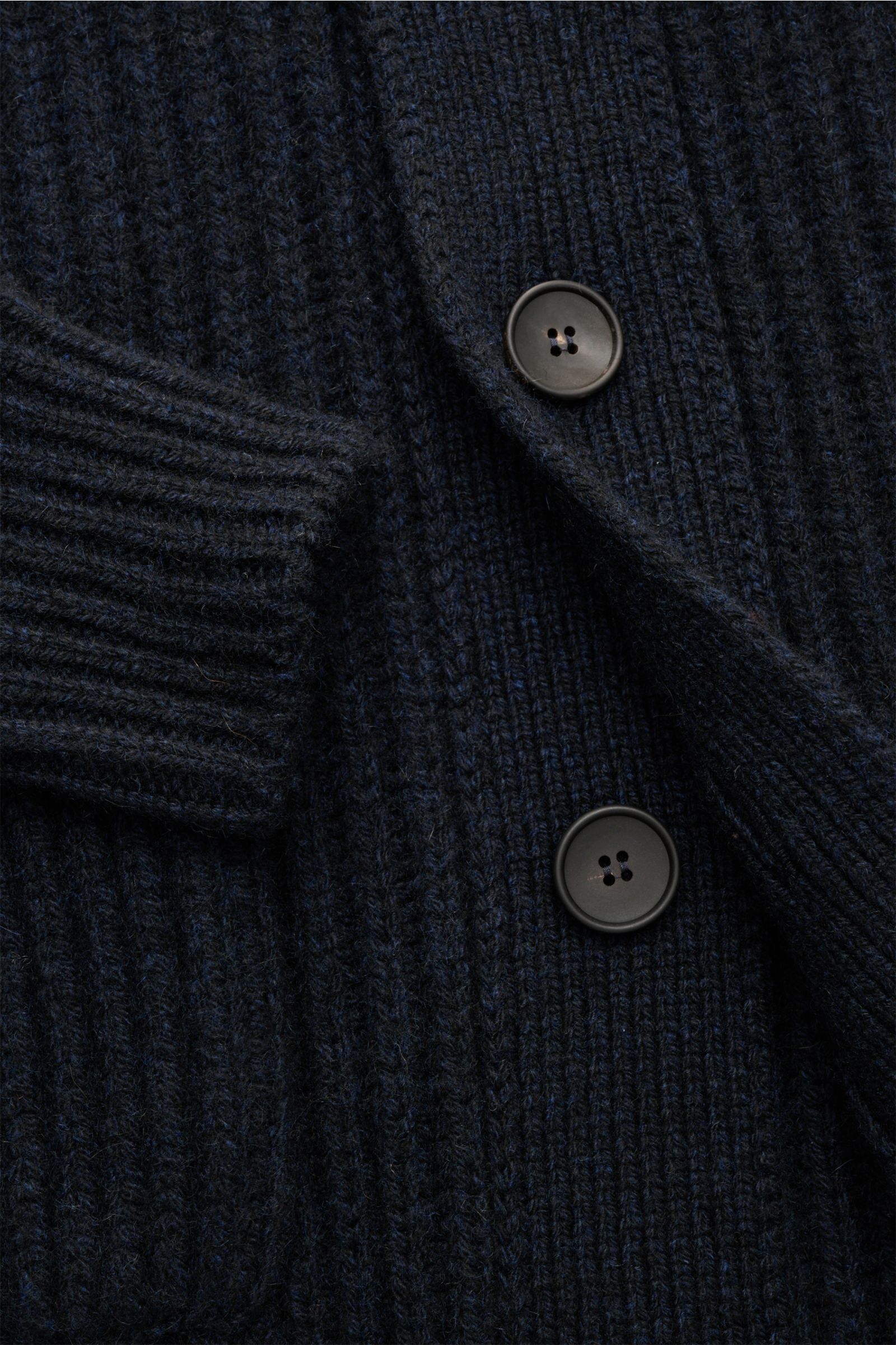Filippo de Laurentiis Cashmere Cardigan navy in Nahaufnahme von vorne, strukturierter Patent-Strick, weicher Griff, Knopfleiste, Stehkragen, Taschen.