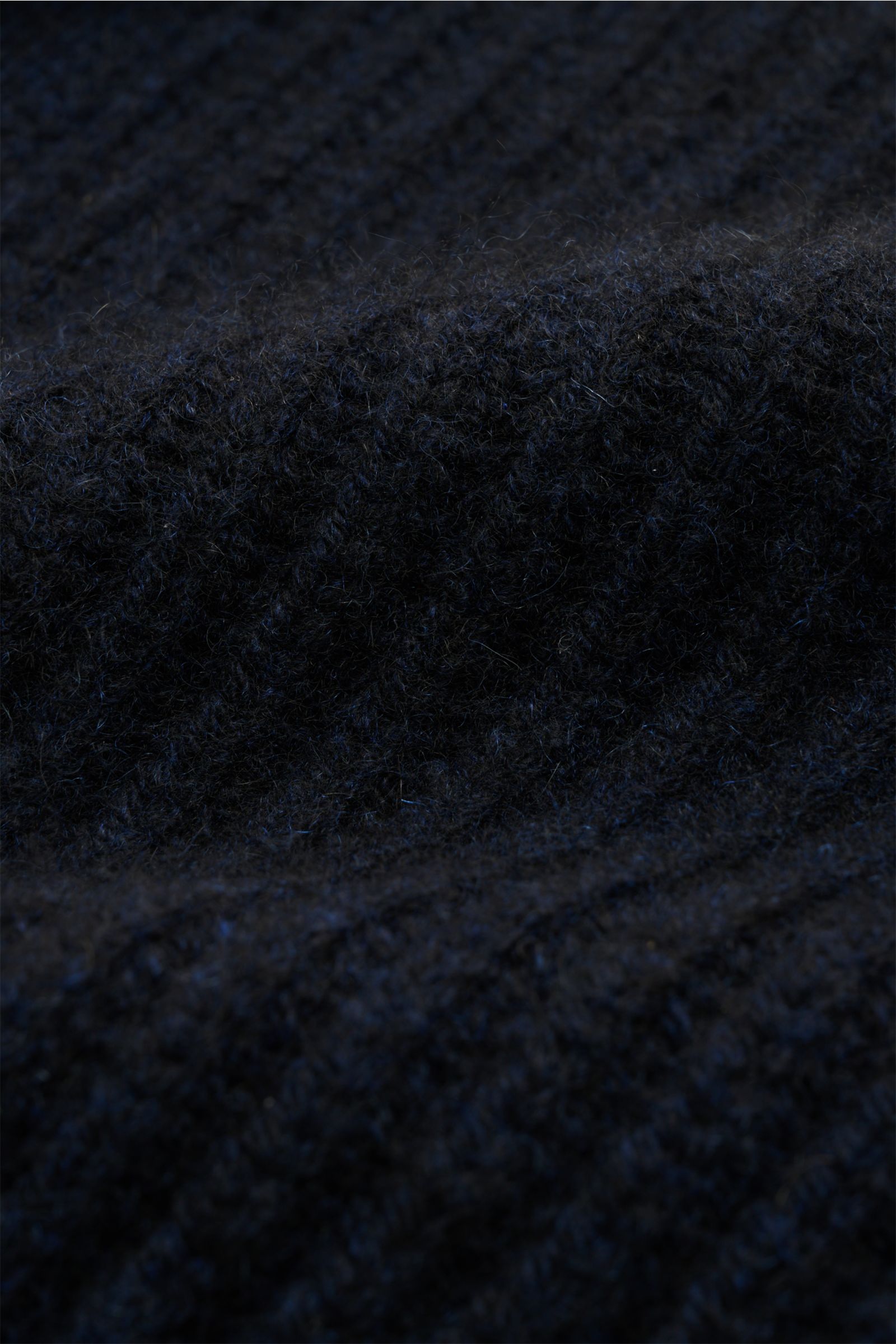 Filigrane Nahaufnahme des voluminösen Patent-Strickmusters des Filippo de Laurentiis Cashmere Cardigan navy aus reinem, weichem Cashmere.